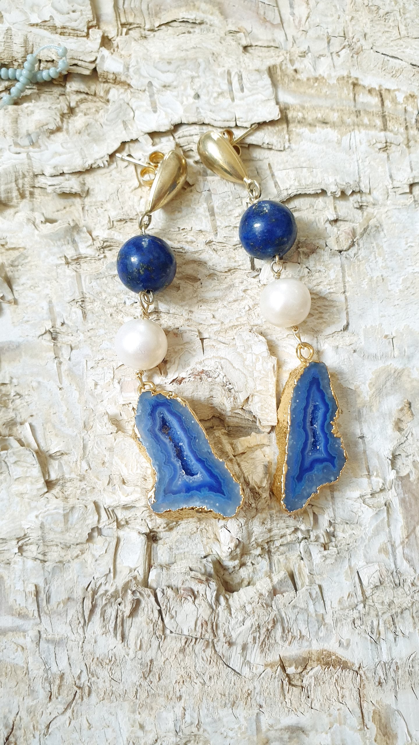 Lunghi orecchini in argento con drusa, lapis e perle