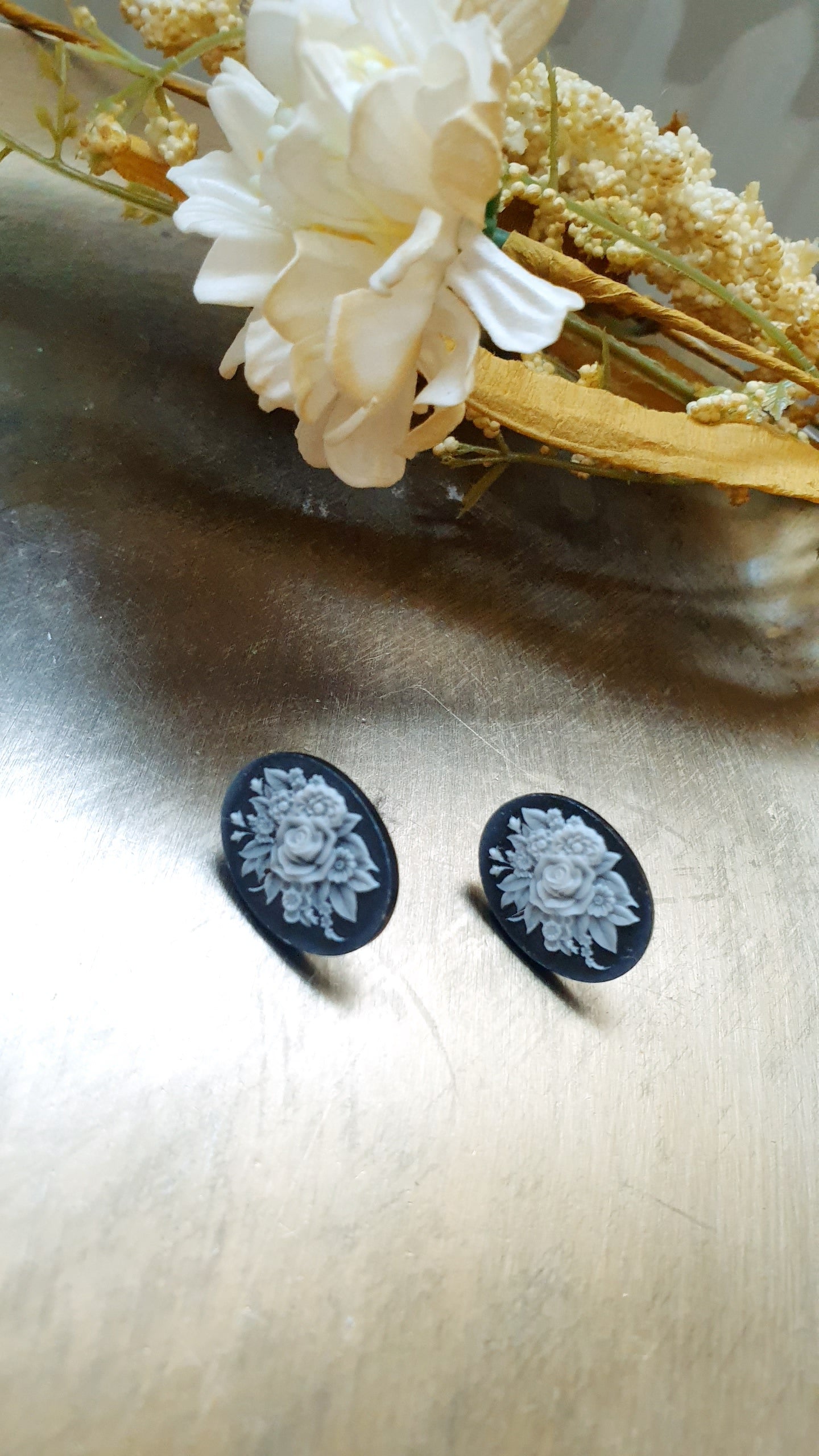 Orecchini a perno in argento con cammeo su agata
