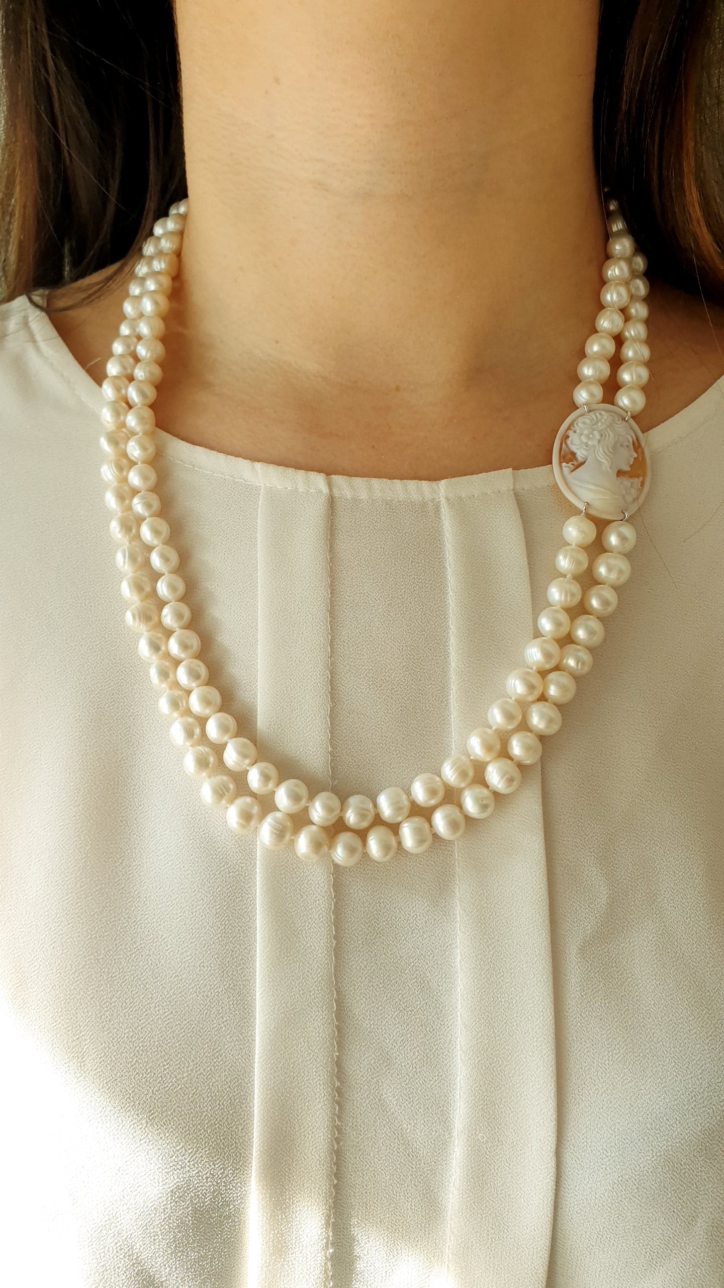 Lunga collana in perle di fiume con cammeo autentico
