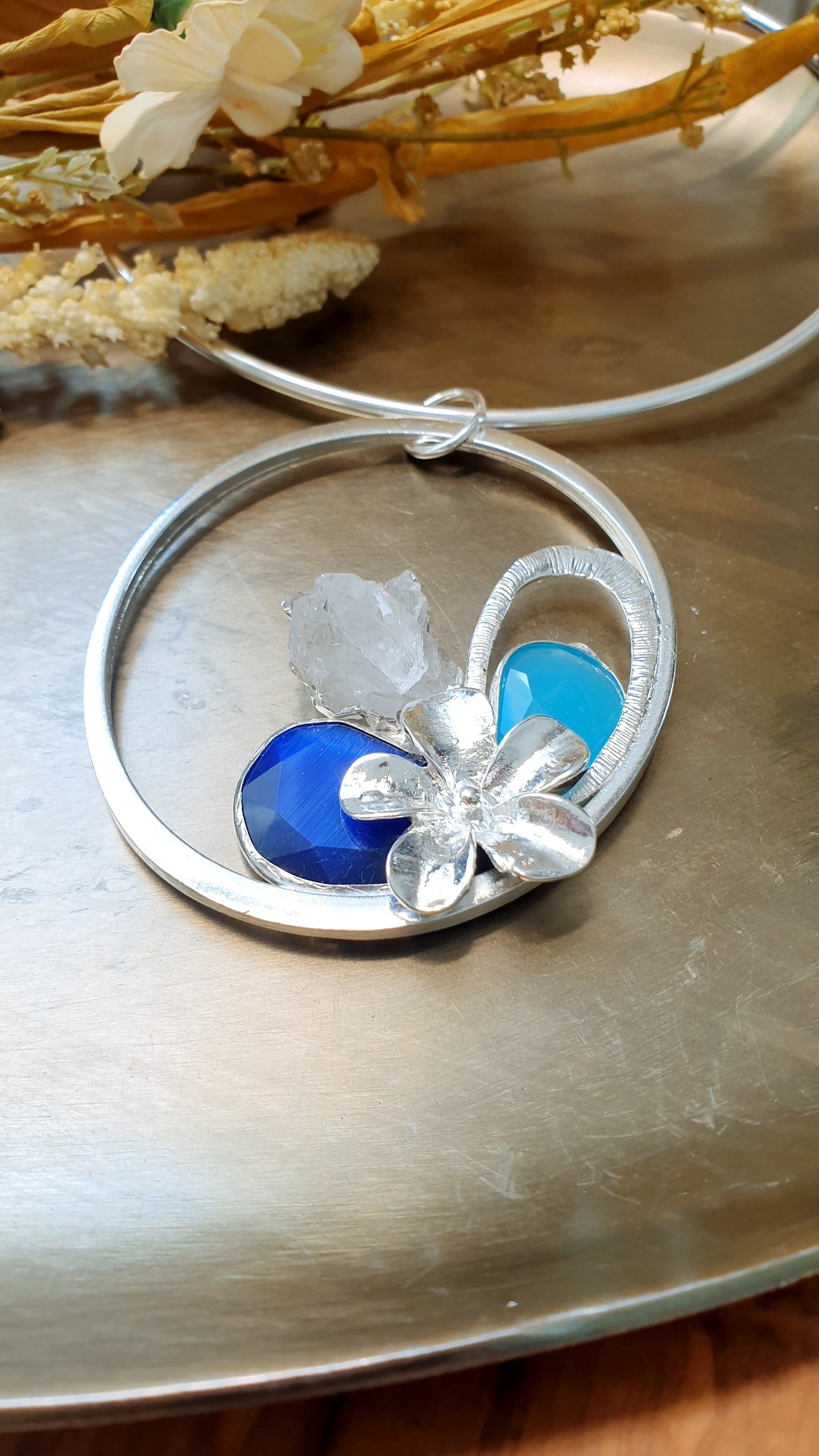 Collana placcata argento con pietre e drusa di quarzo