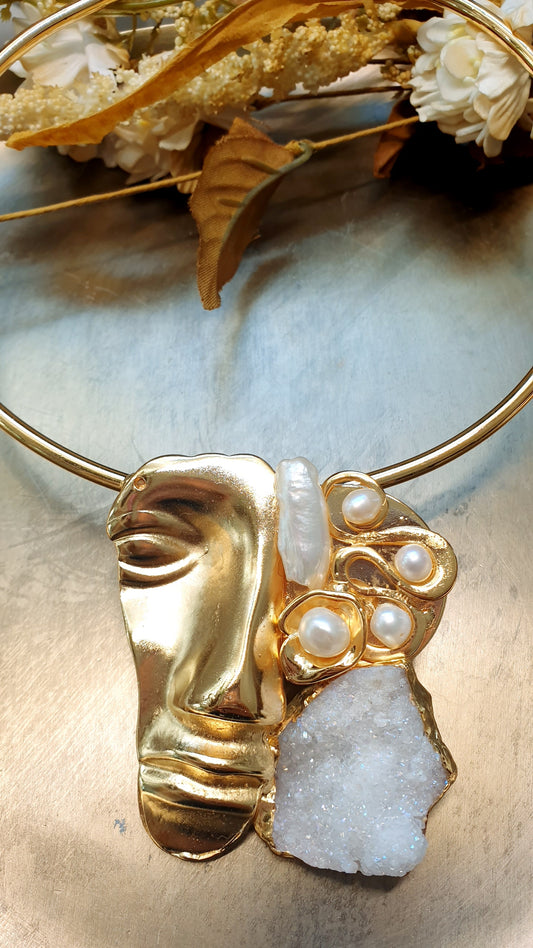 Girocollo placcato oro con maschera, grande quarzo, perle di fiume.