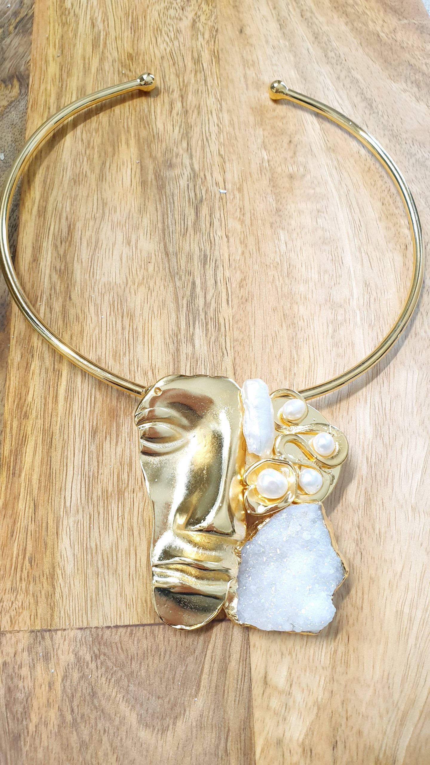 Girocollo placcato oro con maschera, grande quarzo, perle di fiume.