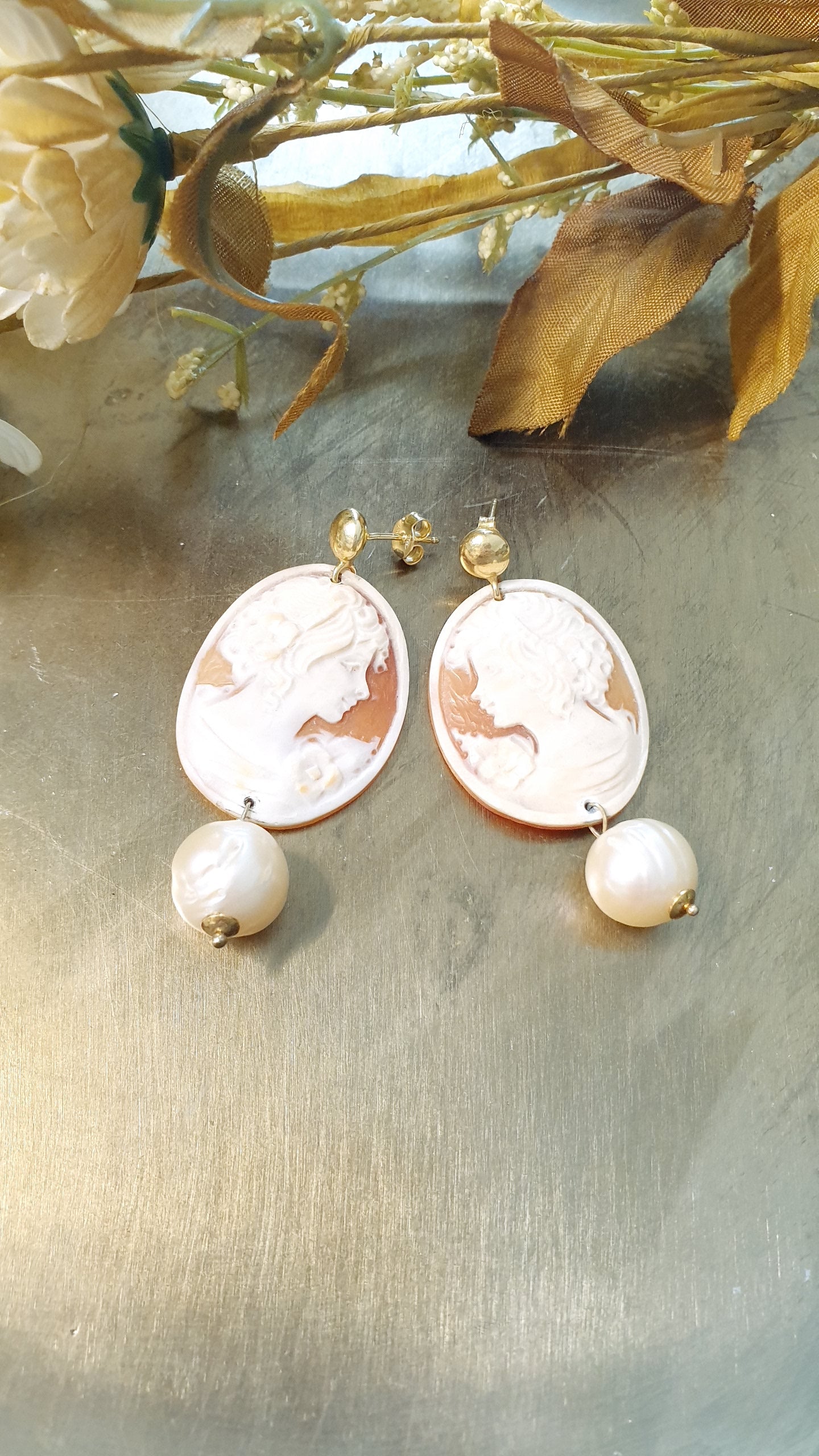 Orecchini in argento con cammei e perle barocche