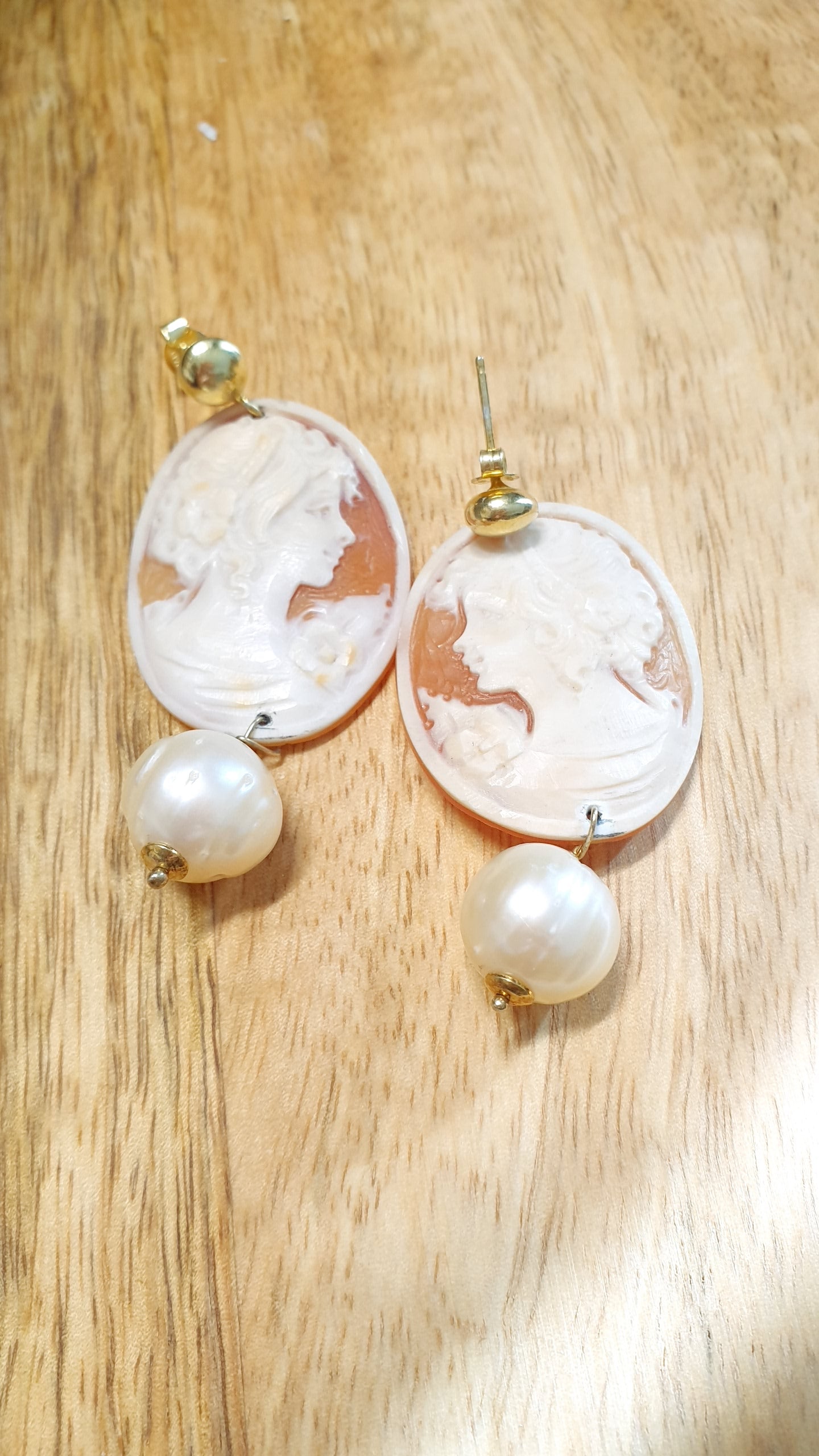 Orecchini in argento con cammei e perle barocche