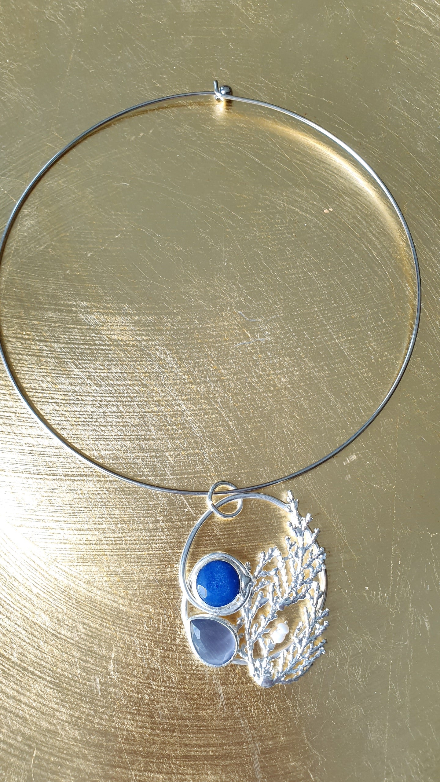 Girocollo placcato argento con occhio di gatto azzurro e agata blu