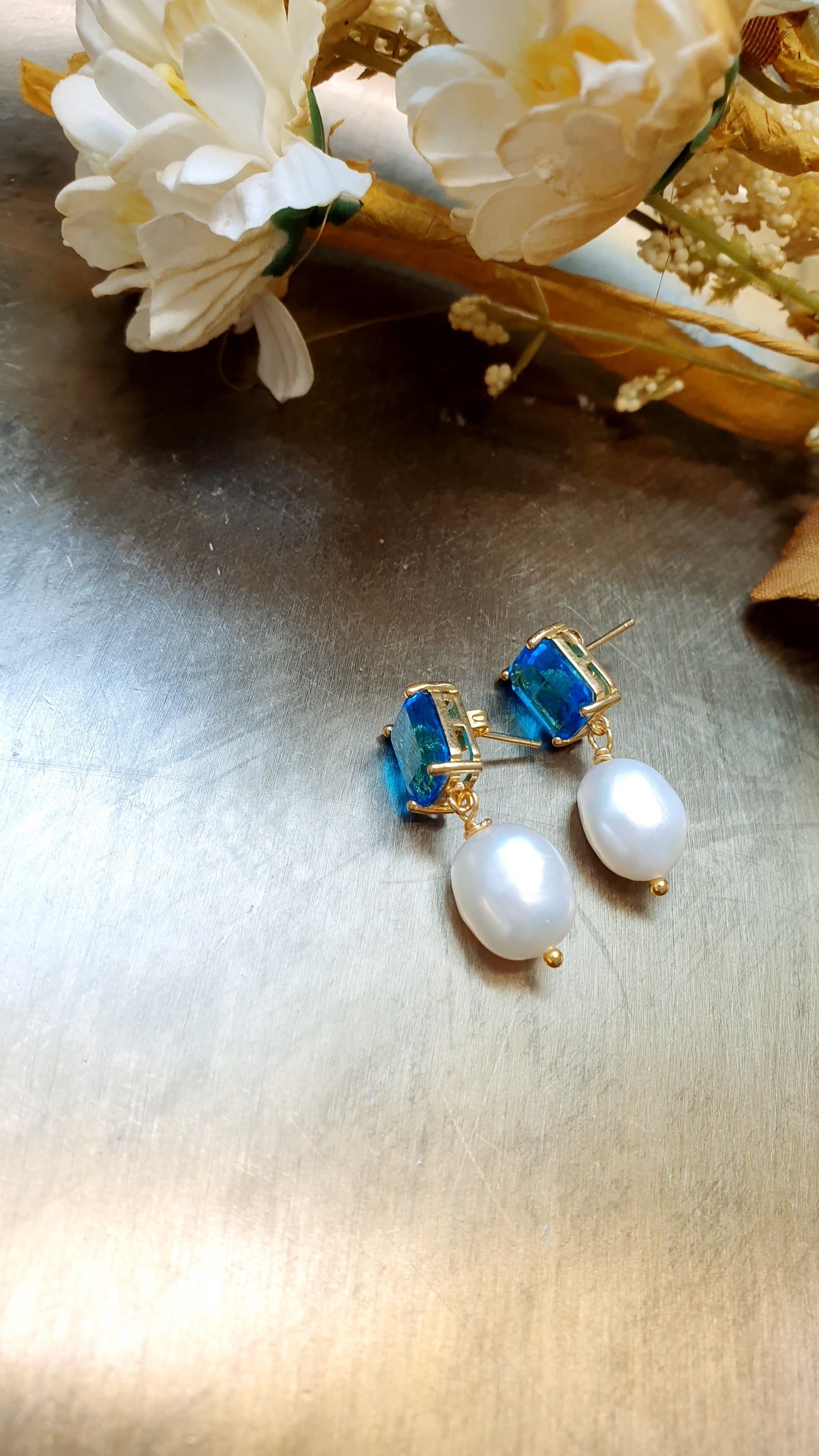 Orecchini a perno in ottone con cristalli e perle