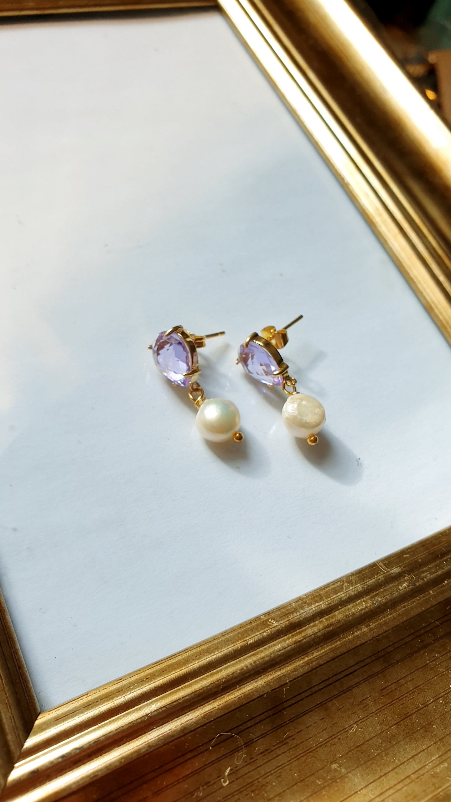 Orecchini a perno in ottone con cristalli rosa e perle di fiume