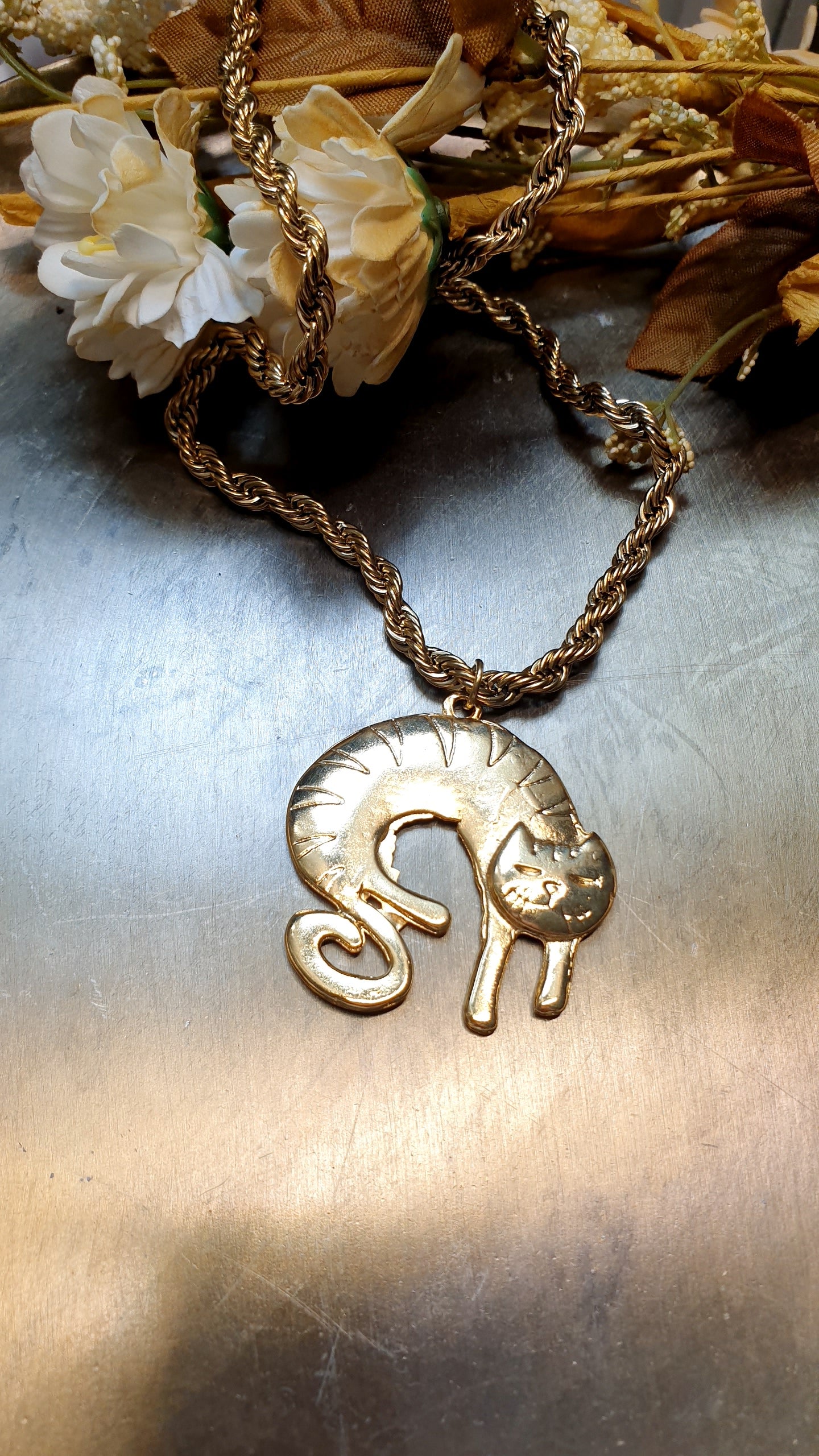 Collana con catena in acciaio dorato, gatto in ottone placcato oro