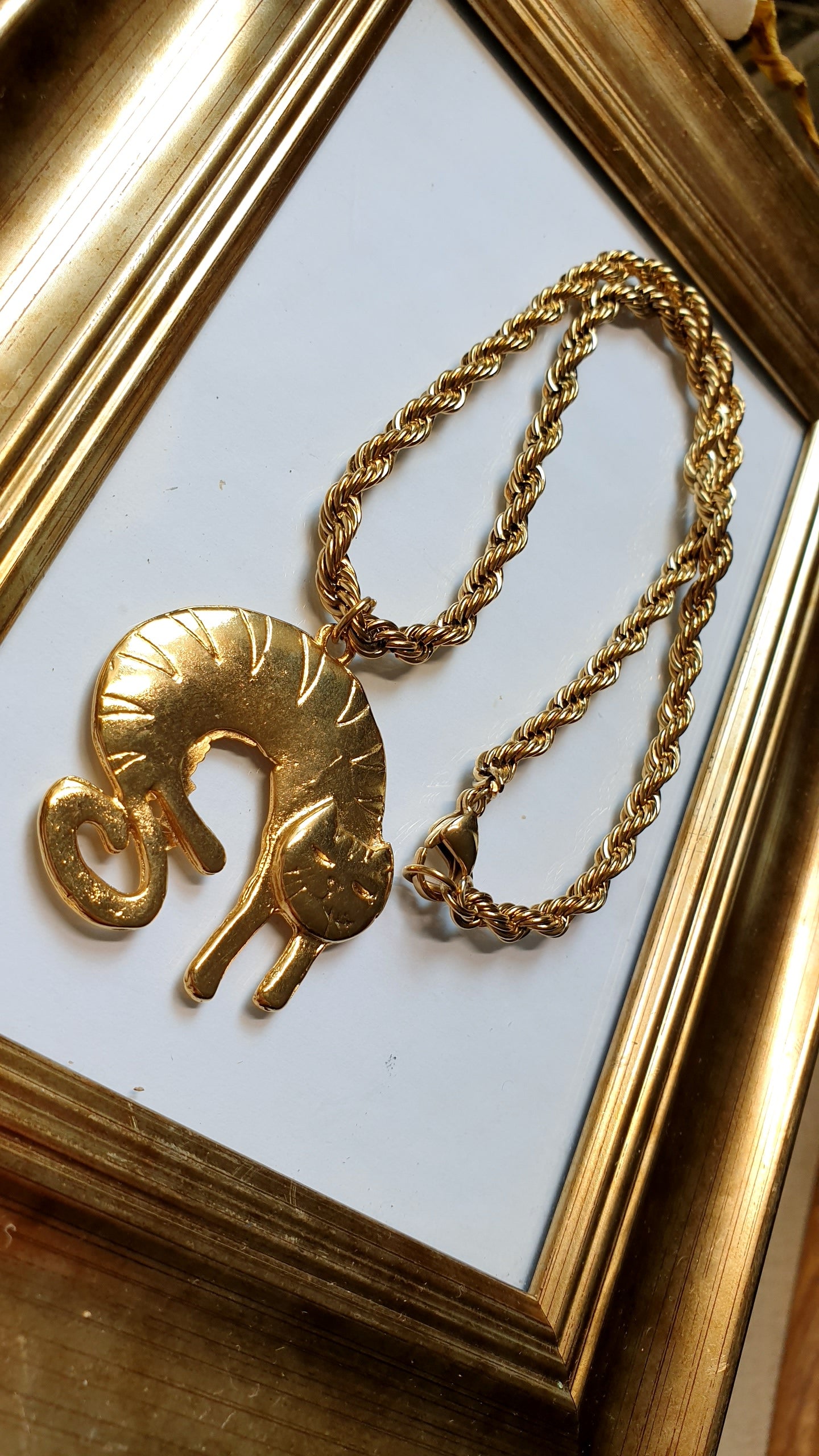 Collana con catena in acciaio dorato, gatto in ottone placcato oro