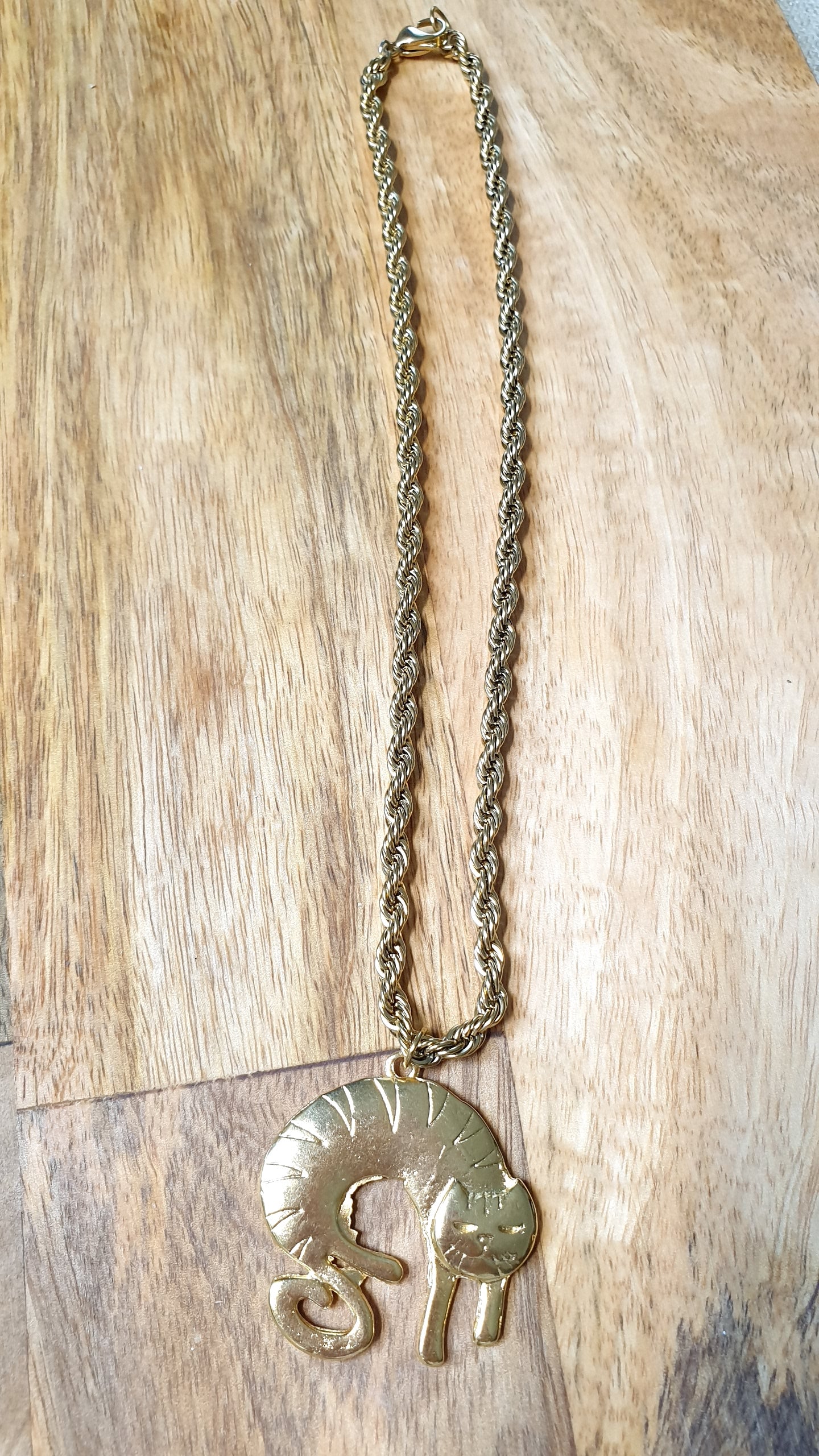 Collana con catena in acciaio dorato, gatto in ottone placcato oro