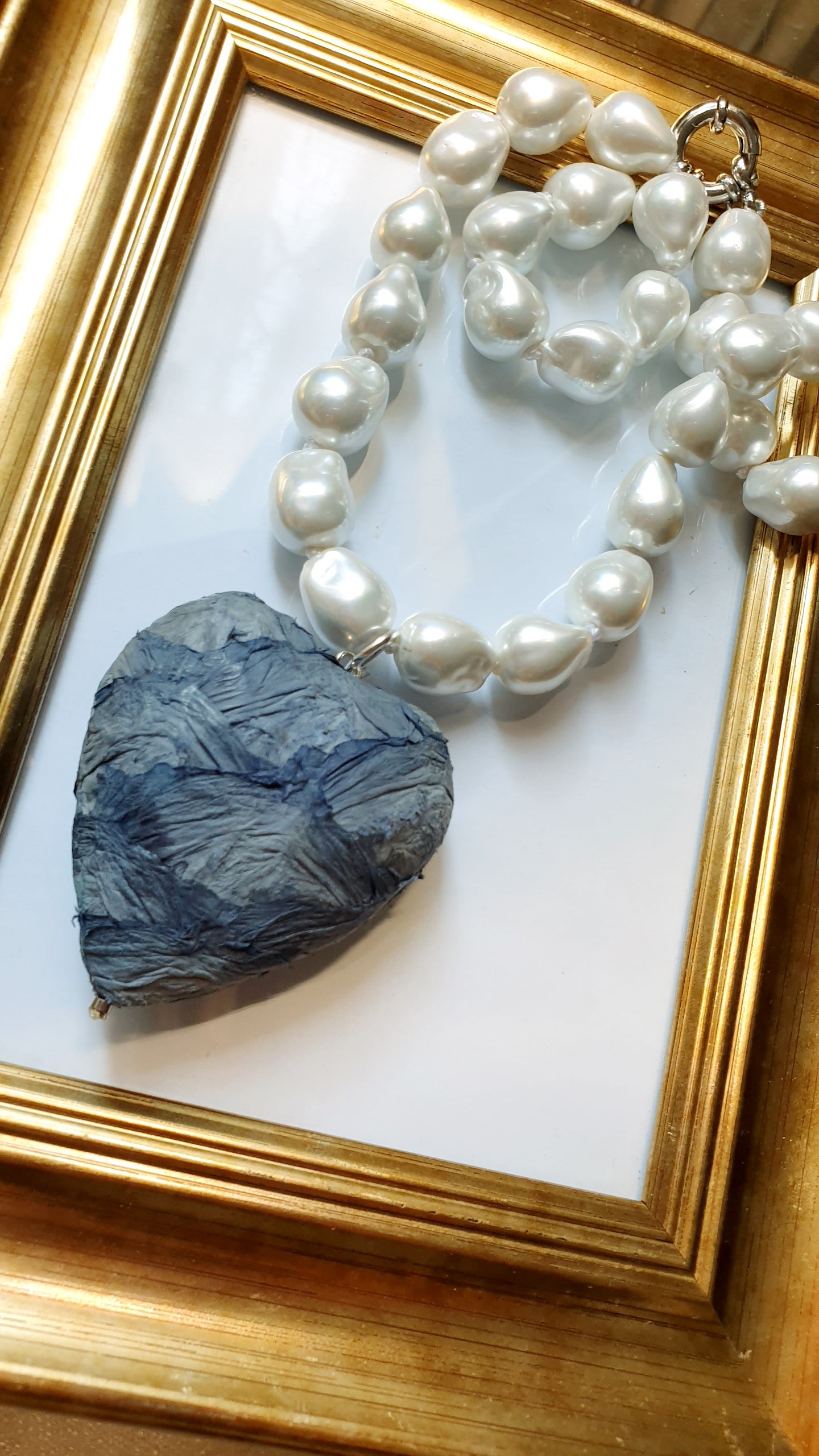 Girocollo in perle sintetiche e cuore in resina