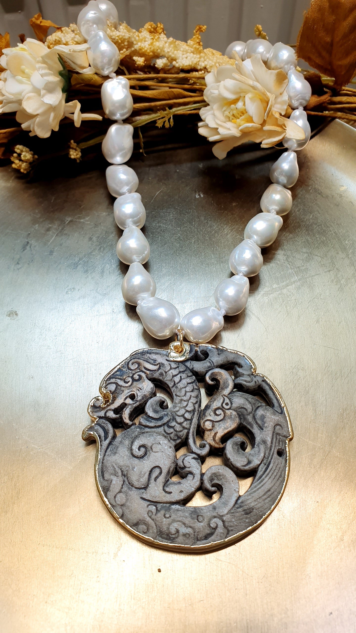 Collana in perle sintetiche e giada intagliata