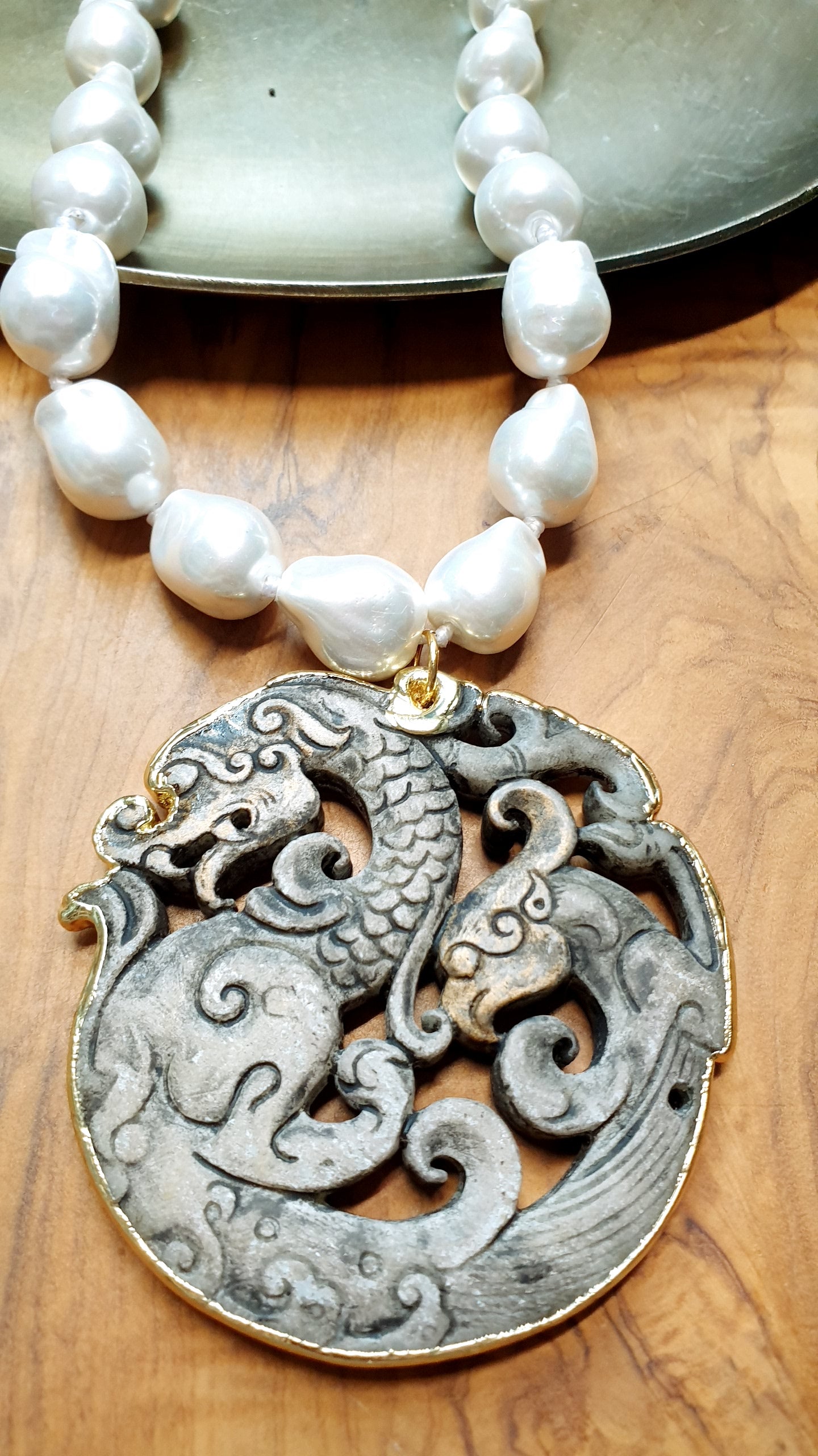 Collana in perle sintetiche e giada intagliata