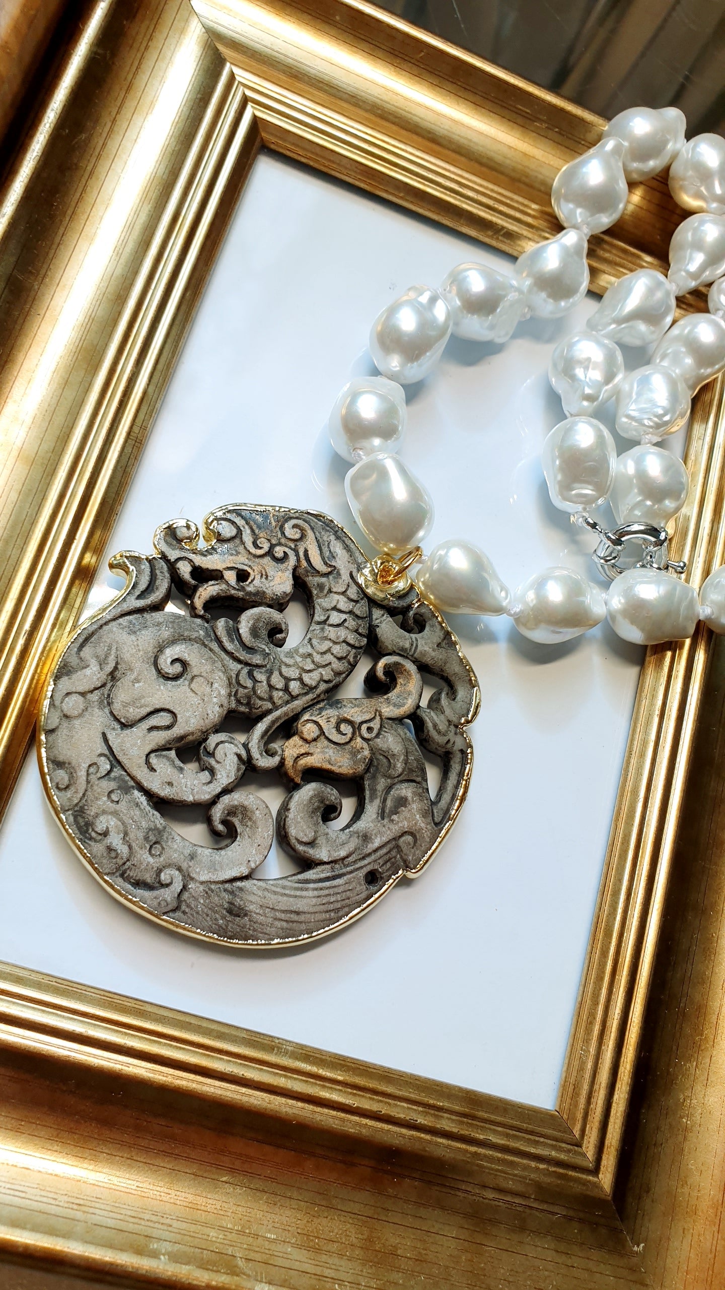 Collana in perle sintetiche e giada intagliata