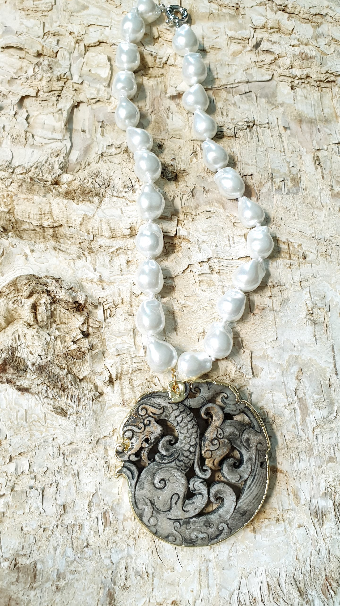 Collana in perle sintetiche e giada intagliata
