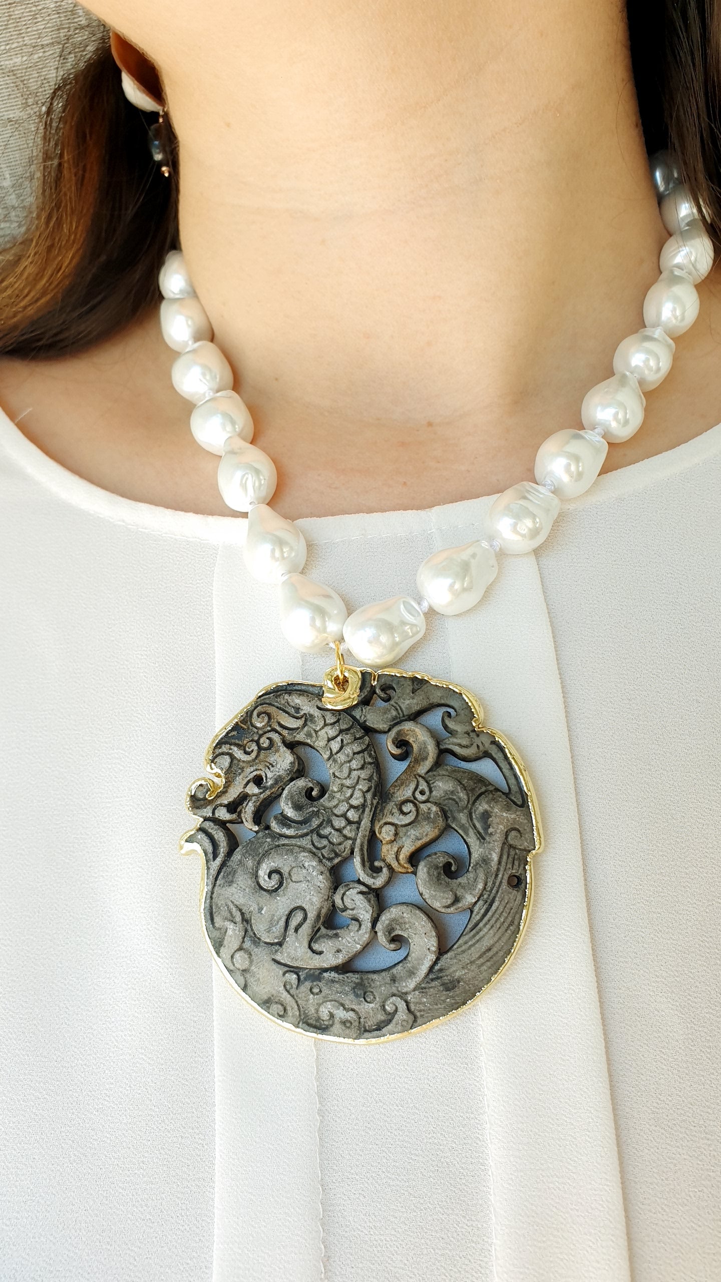 Collana in perle sintetiche e giada intagliata
