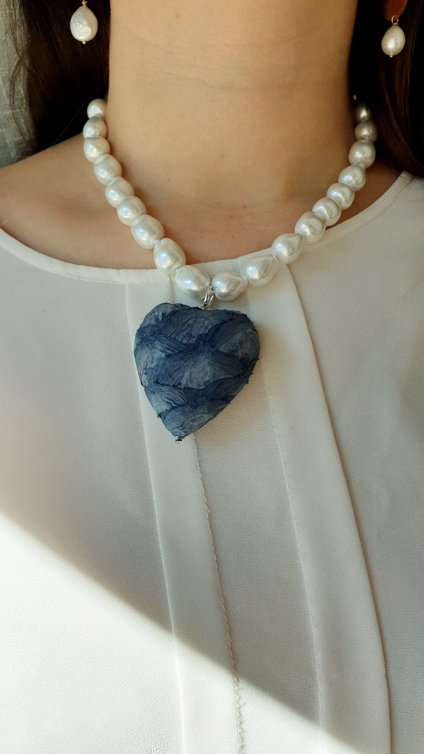 Girocollo in perle sintetiche e cuore in resina