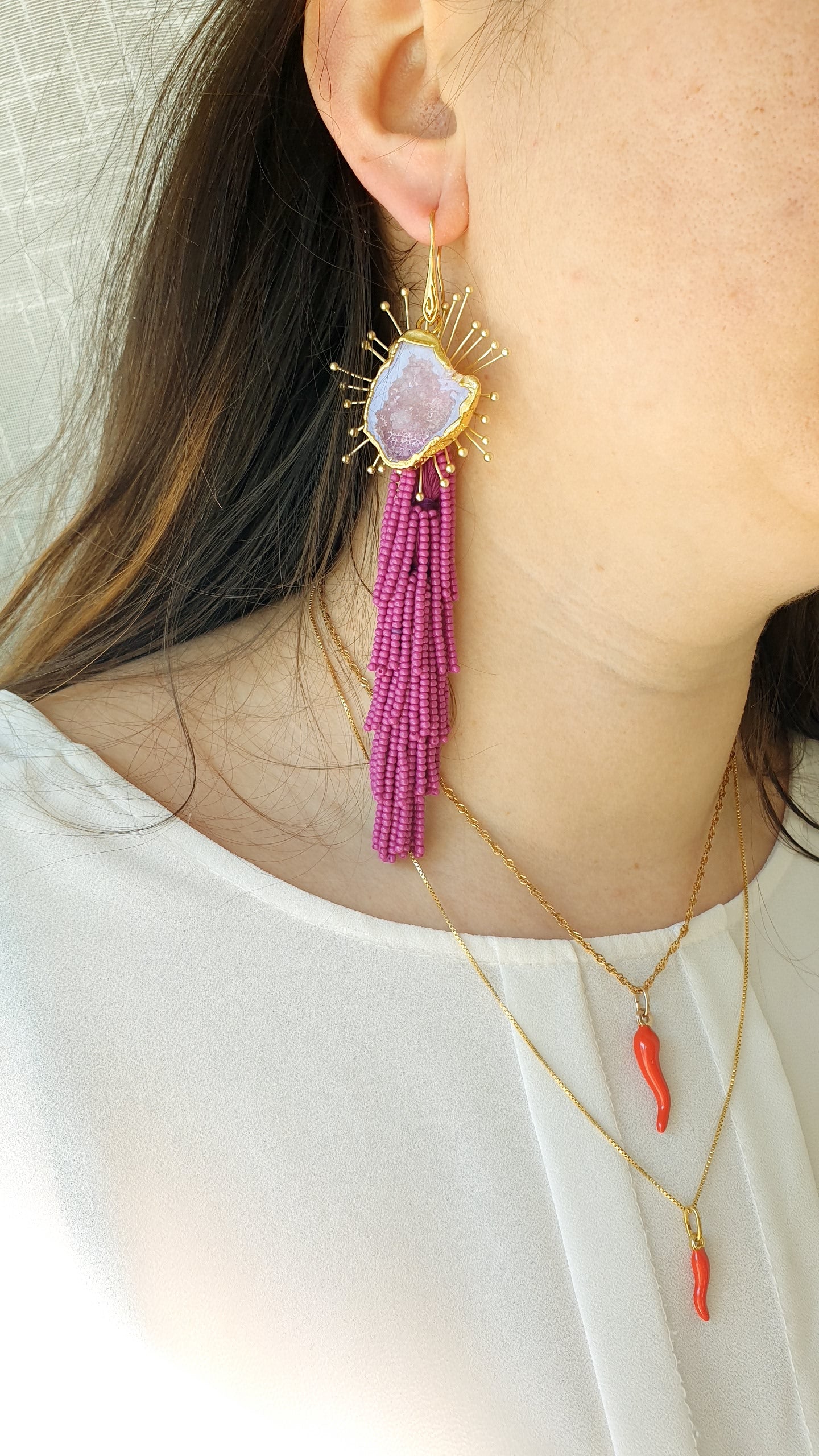 Lunghi orecchini in ottone con drusa e nappe di perline.