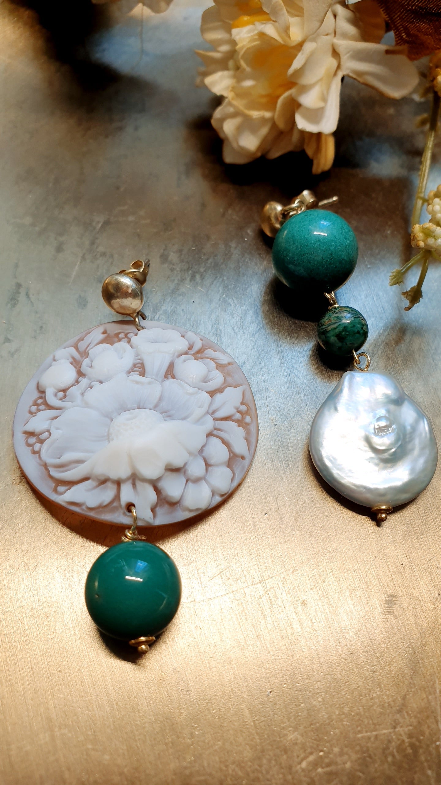Orecchini in argento con cammeo e pietre dure