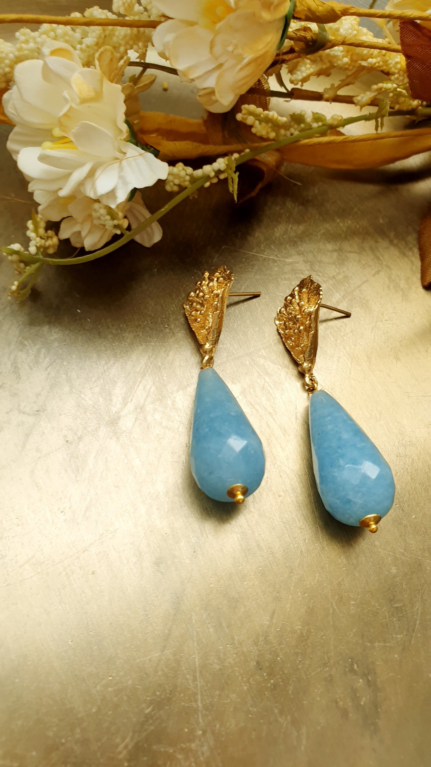 Orecchini in ottone con gocce in angelite