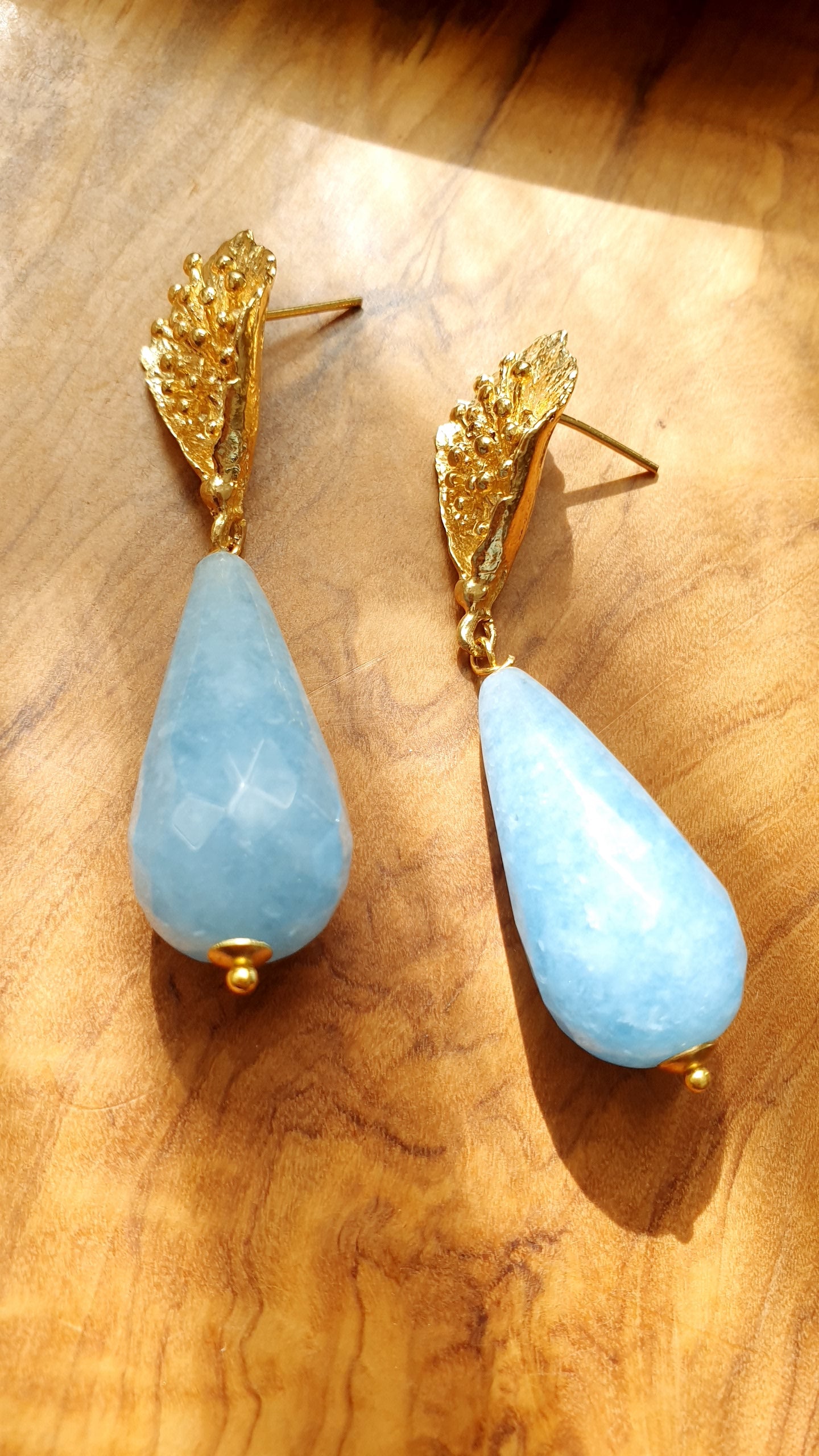 Orecchini in ottone con gocce in angelite