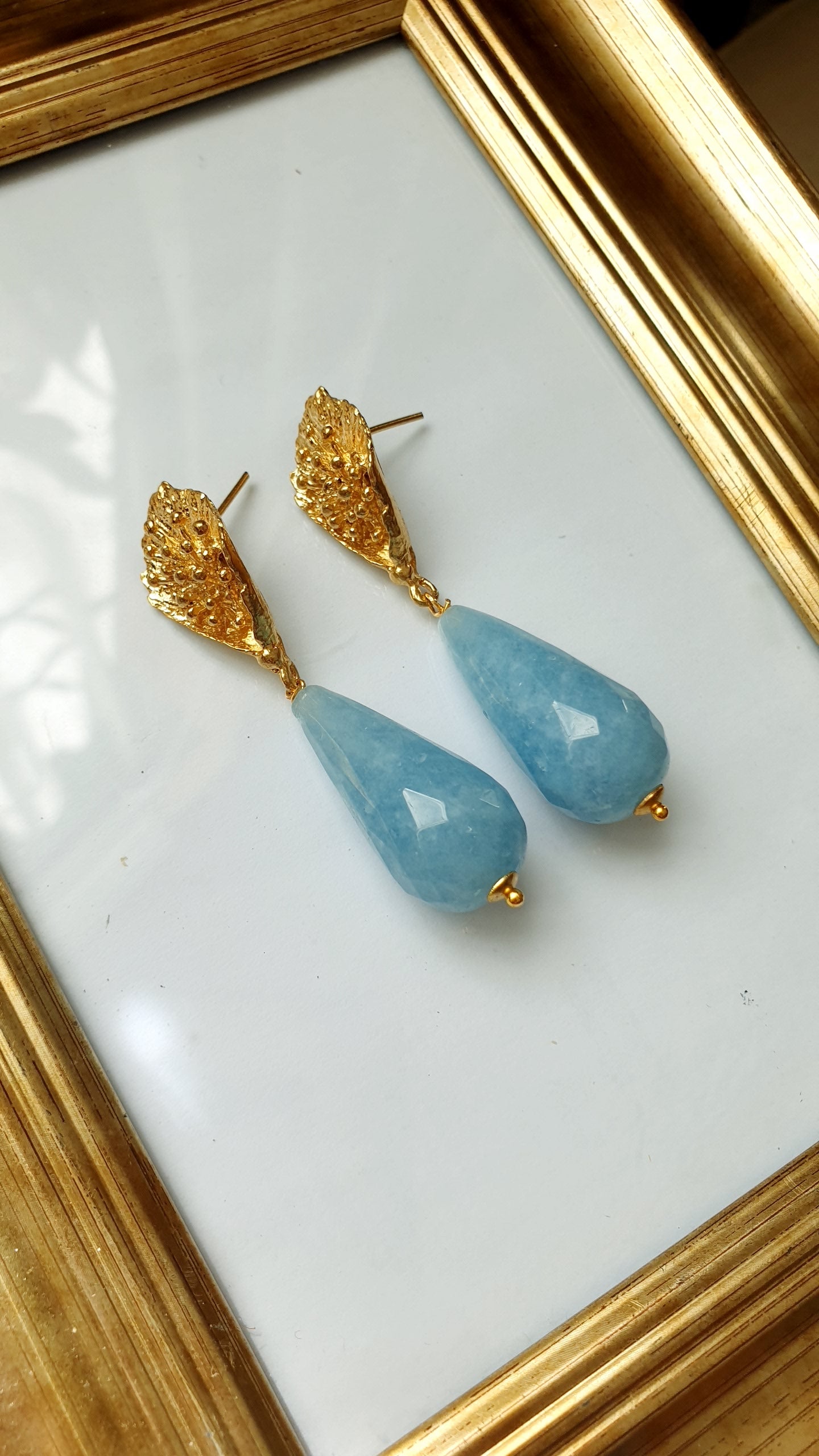 Orecchini in ottone con gocce in angelite