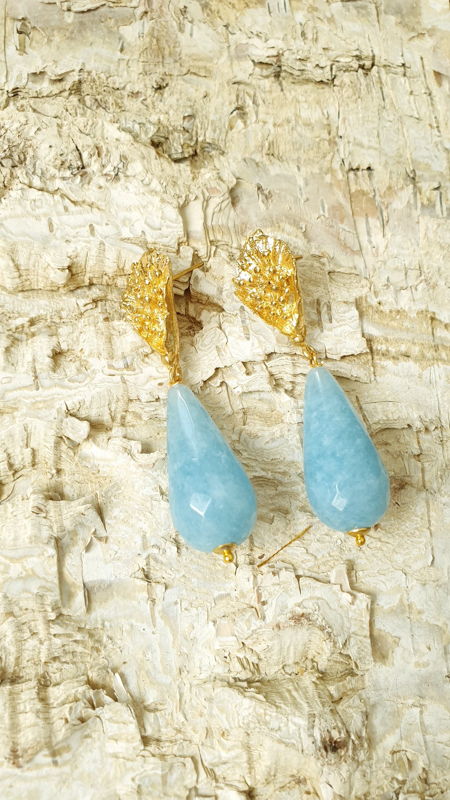 Orecchini in ottone con gocce in angelite