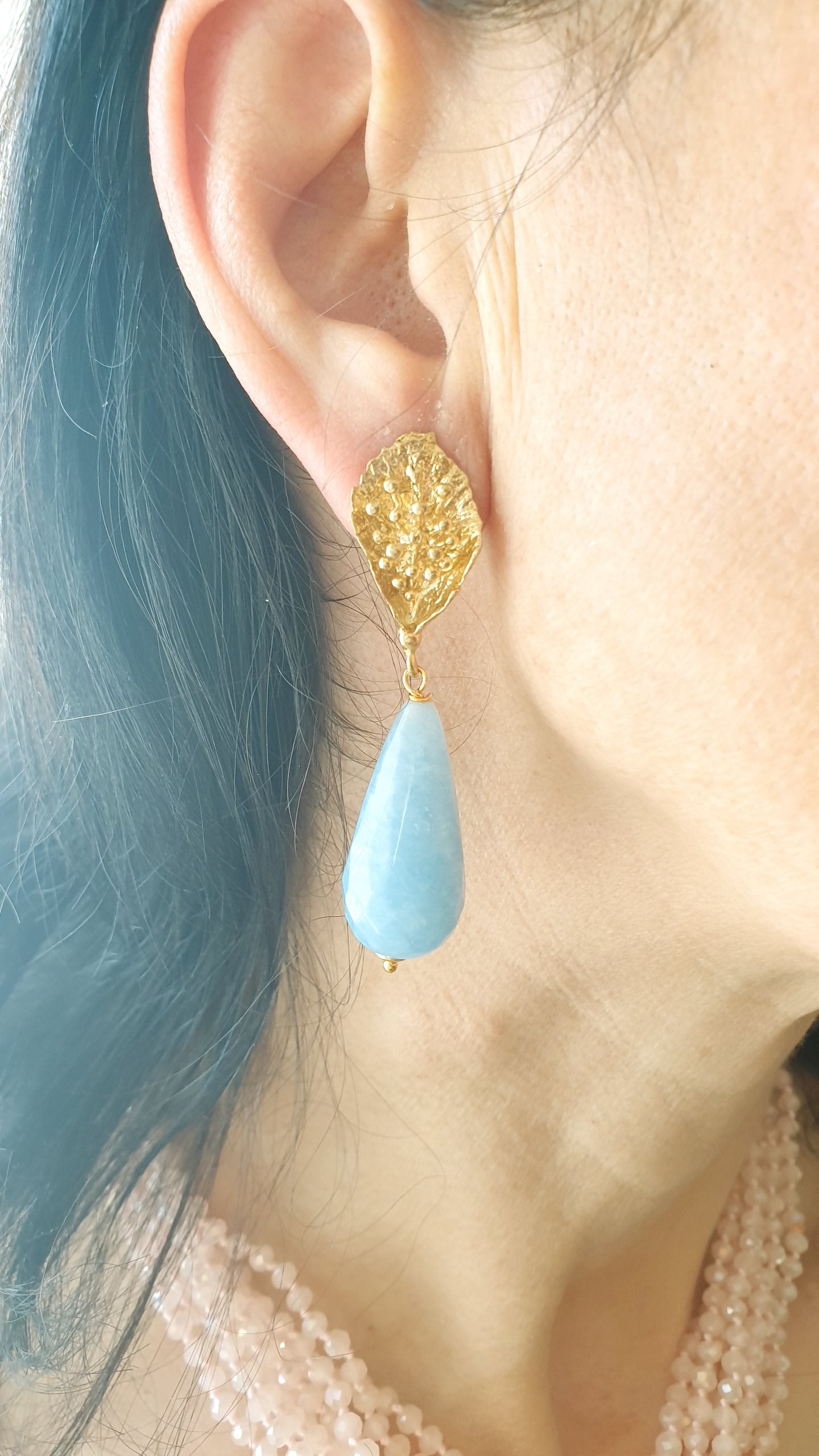 Orecchini in ottone con gocce in angelite