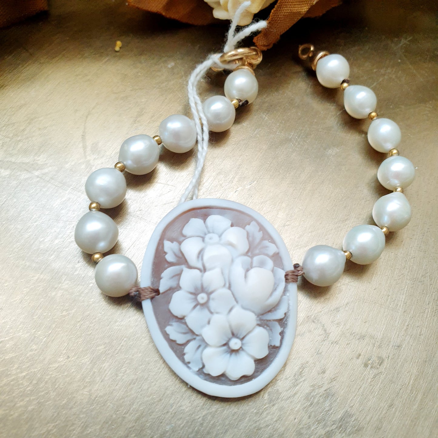 Bracciale con cammeo e perle di fiume.