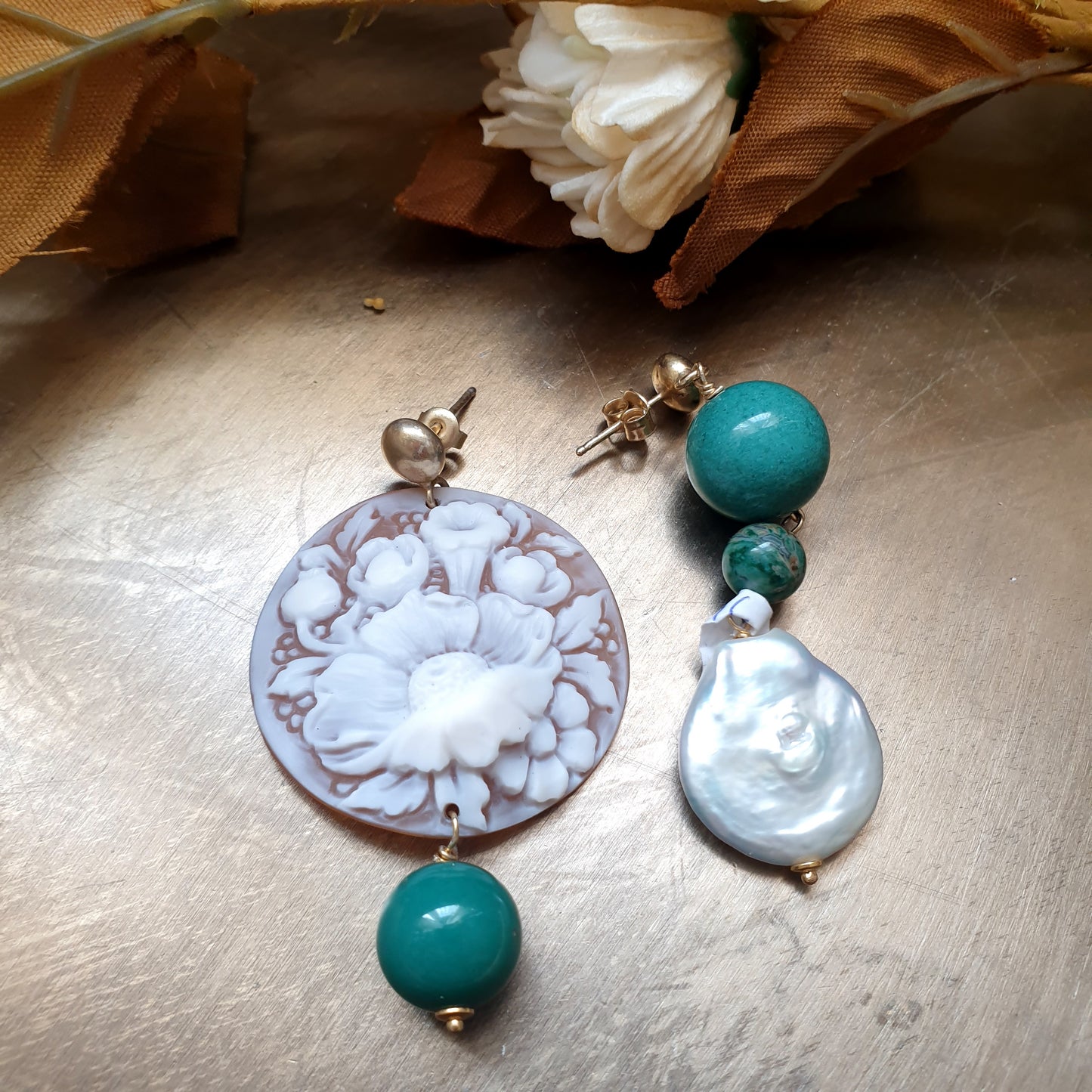 Orecchini in argento con cammeo e pietre dure
