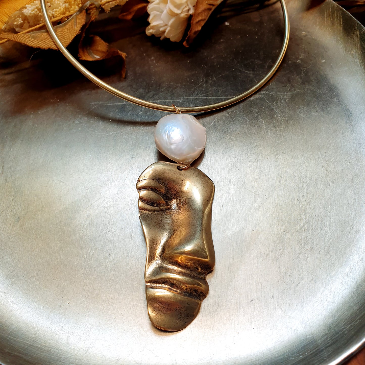 Girocollo in ottone con maschera e perla