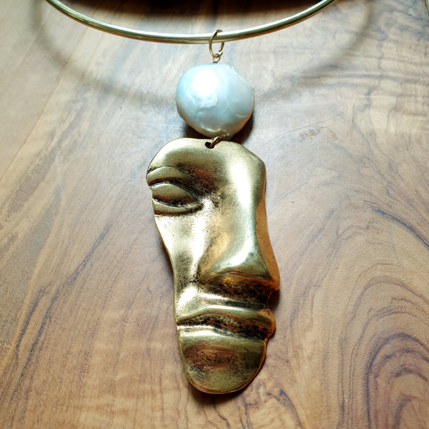Girocollo in ottone con maschera e perla