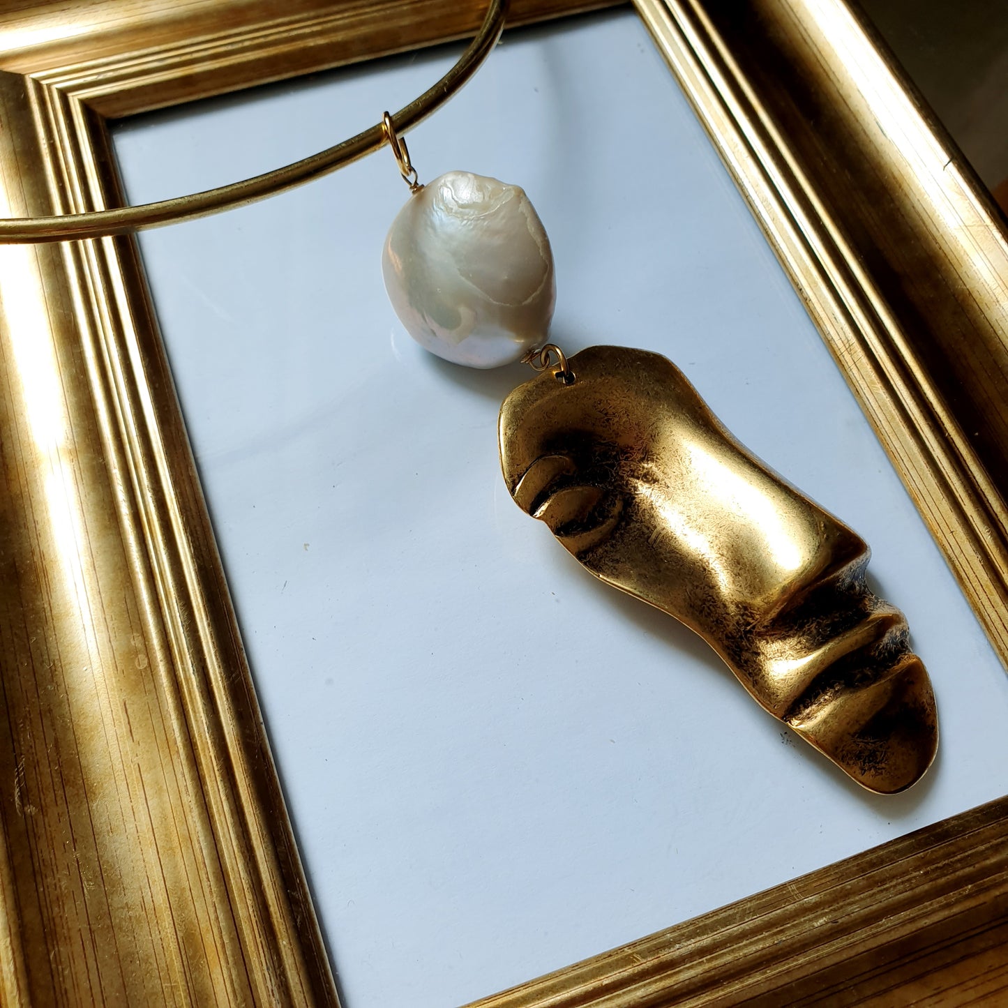 Girocollo in ottone con maschera e perla