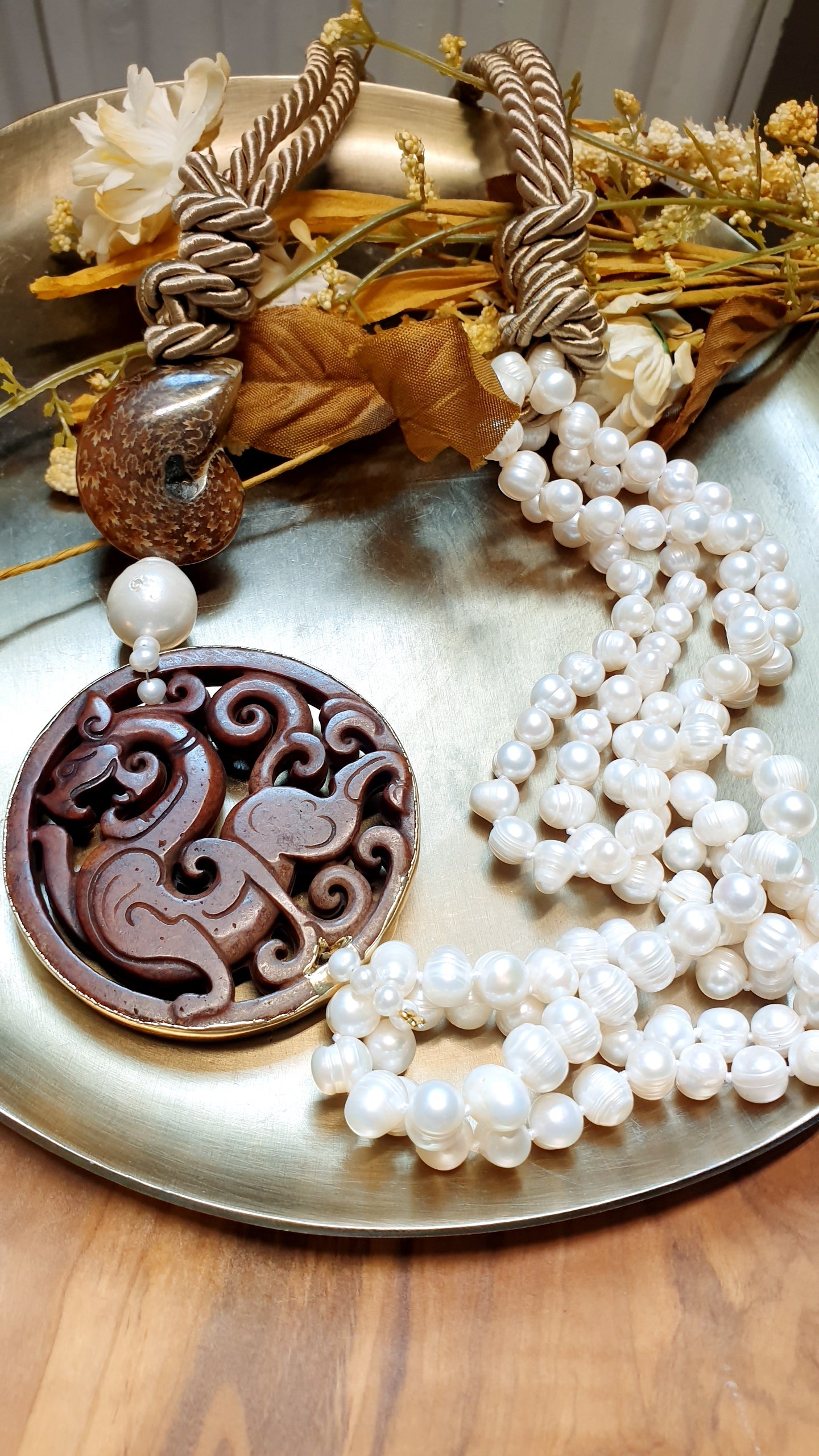 Lunga collana in seta con giada e perle