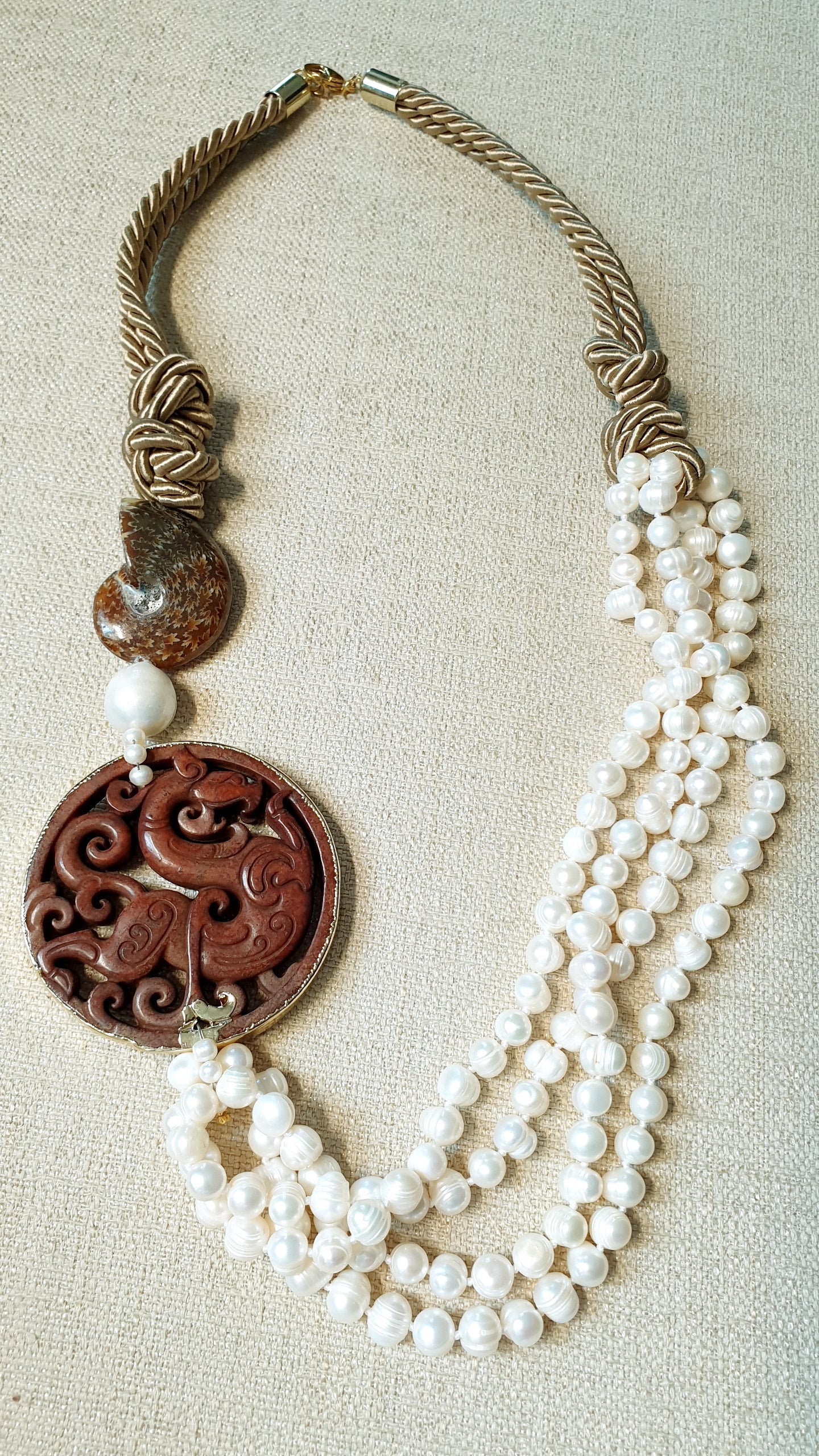 Lunga collana in seta con giada e perle
