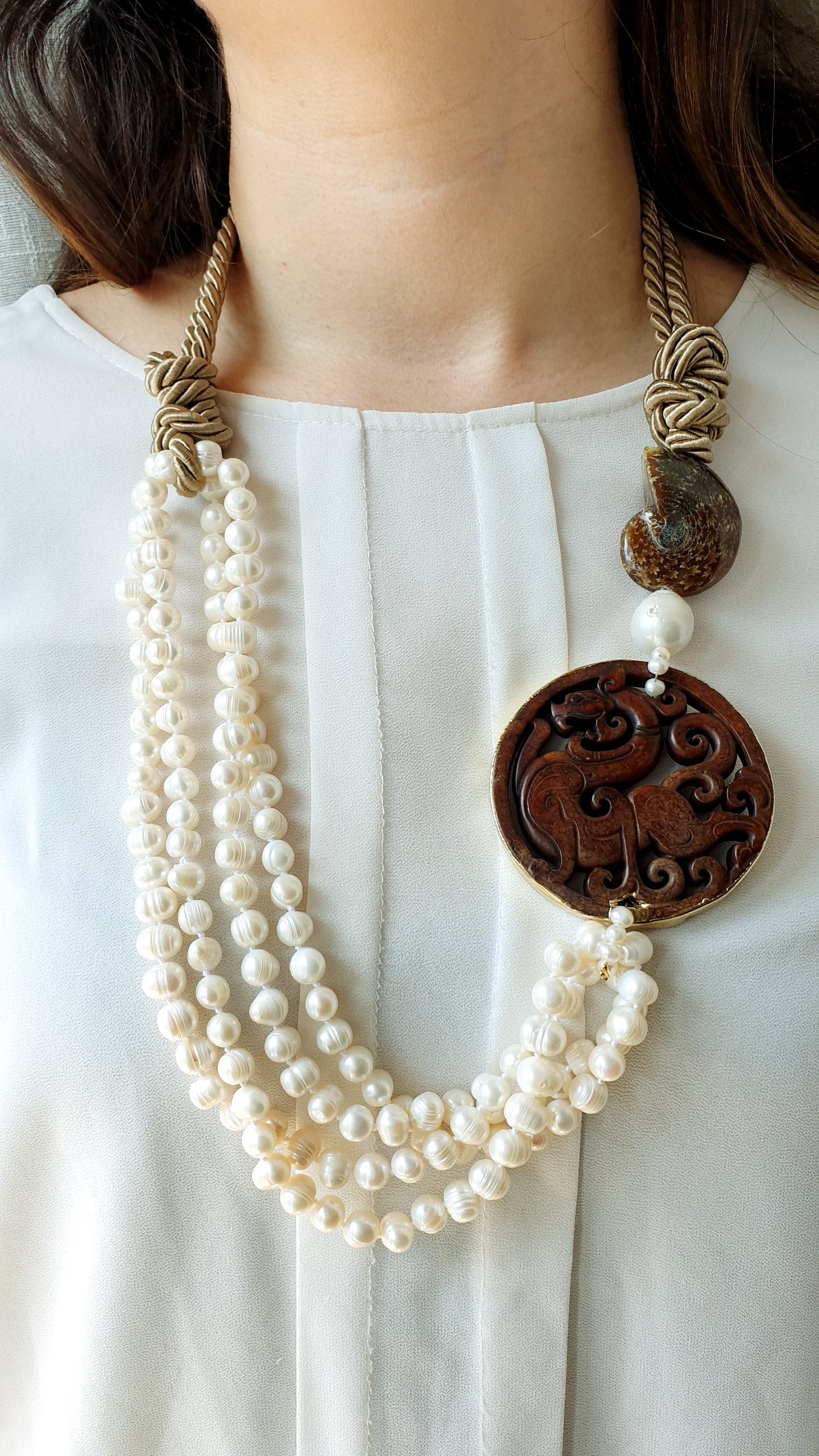Lunga collana in seta con giada e perle