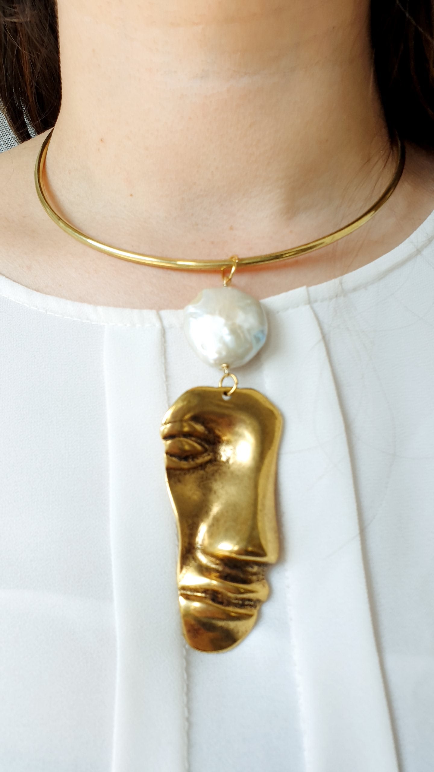 Girocollo in ottone con maschera e perla