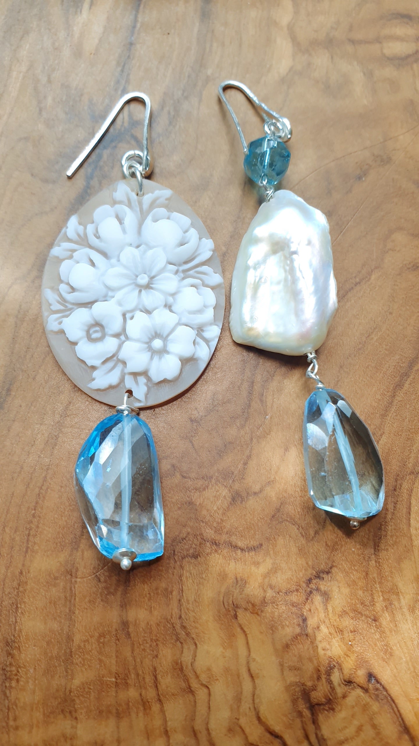 Orecchini in argento con cammeo, perla e ossidiana