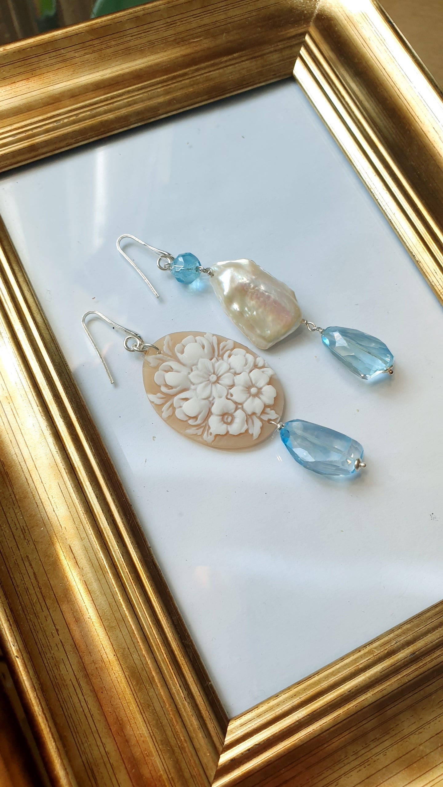 Orecchini in argento con cammeo, perla e ossidiana