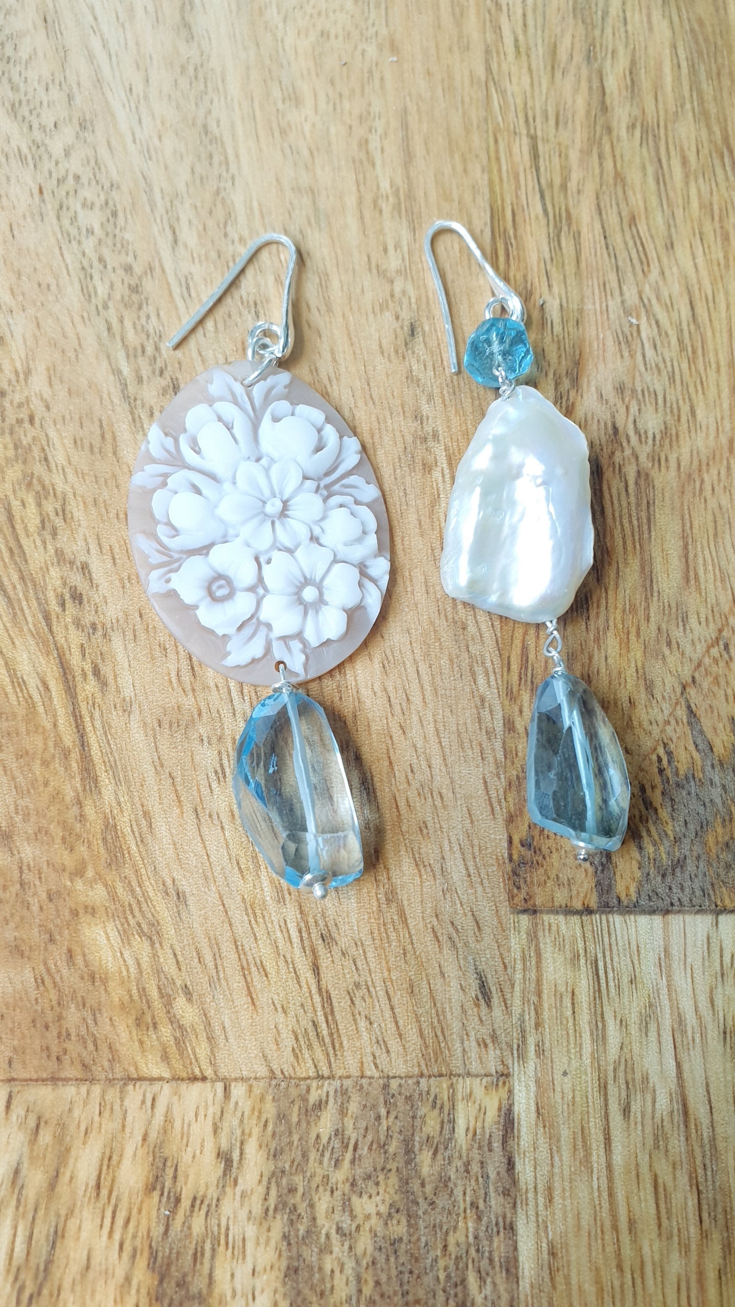 Orecchini in argento con cammeo, perla e ossidiana