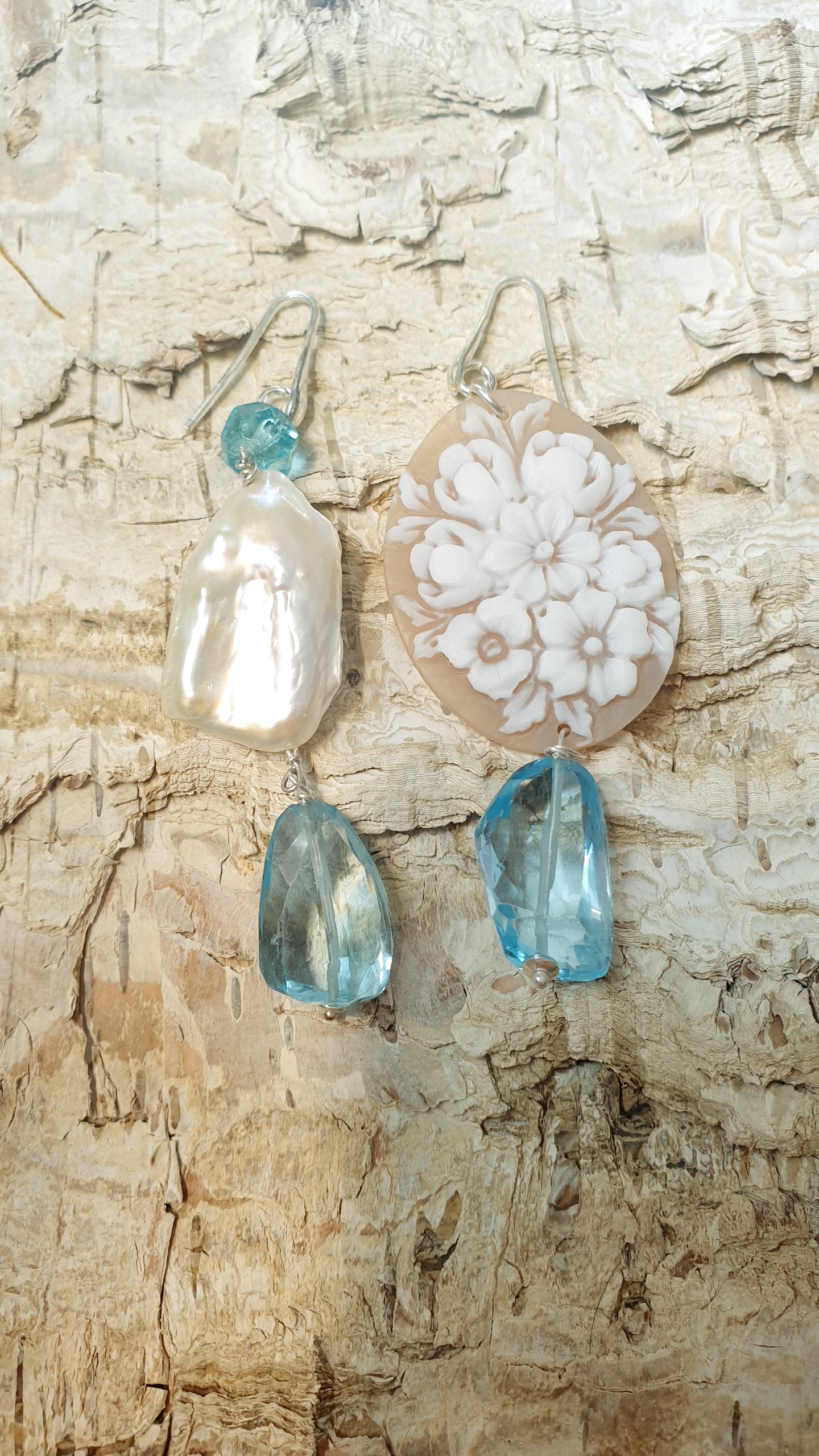 Orecchini in argento con cammeo, perla e ossidiana