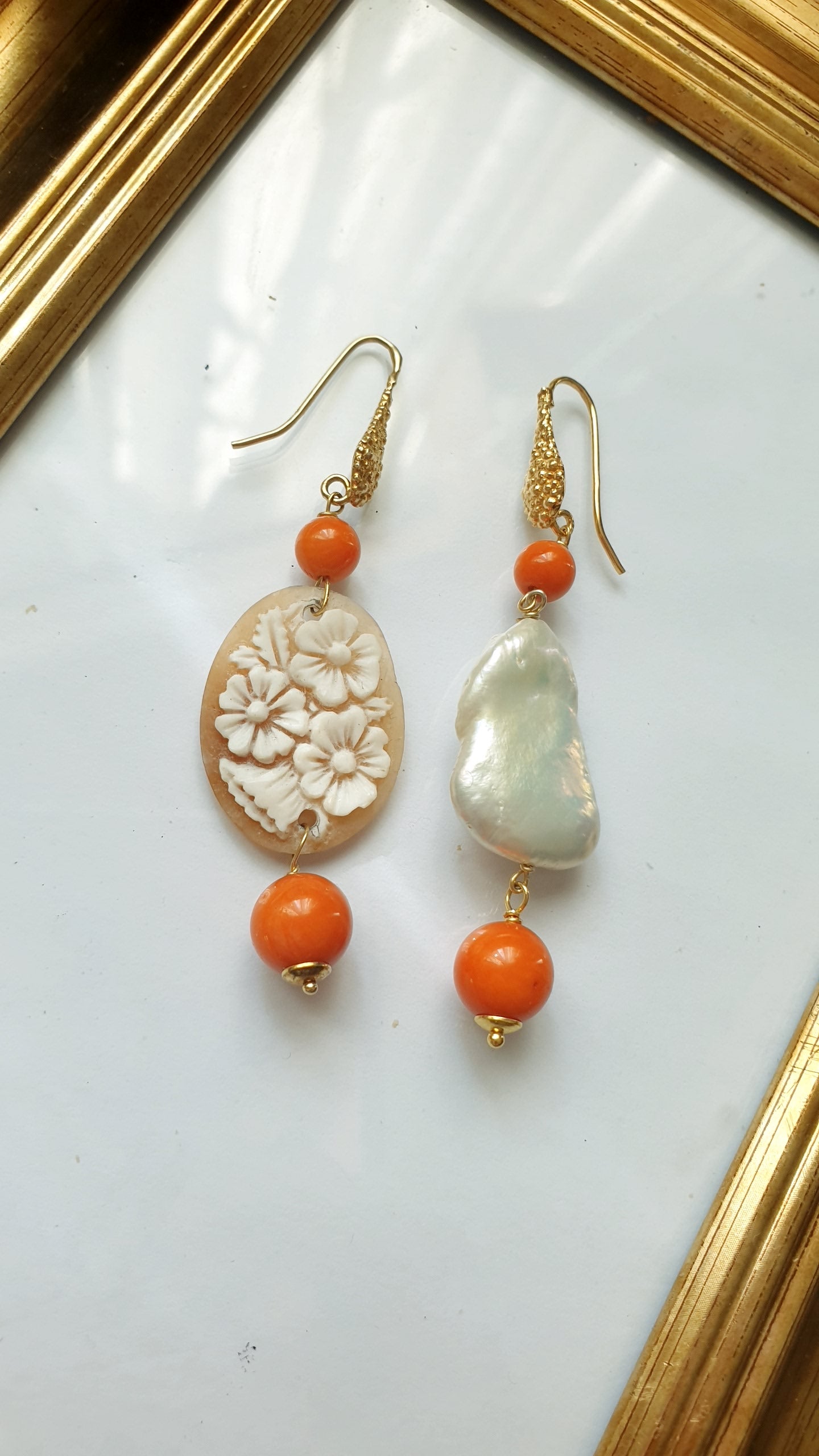 Orecchini in argento con cammeo, perla e corallo