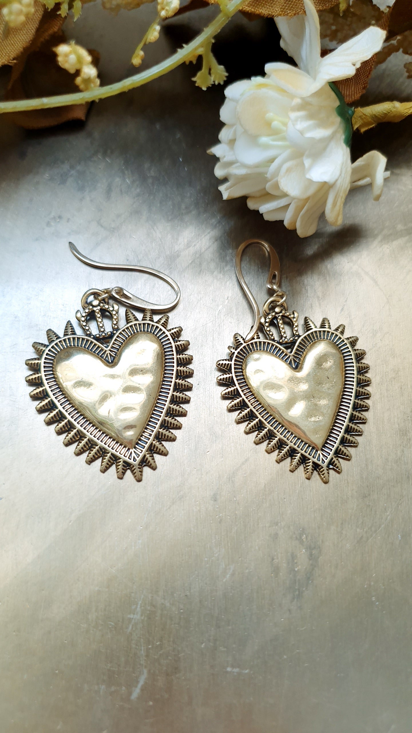Orecchini in ottone con cuore sacro