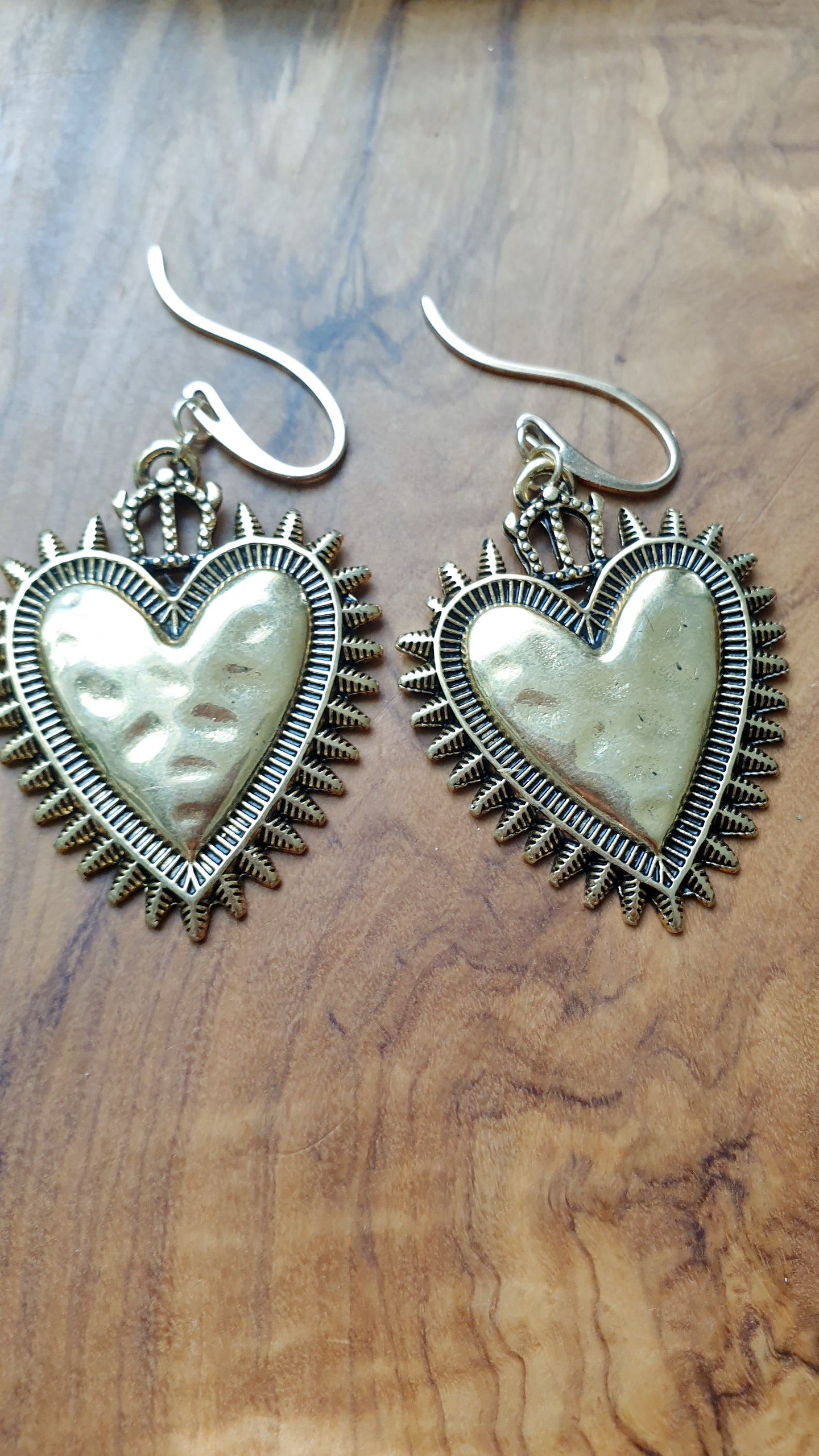 Orecchini in ottone con cuore sacro