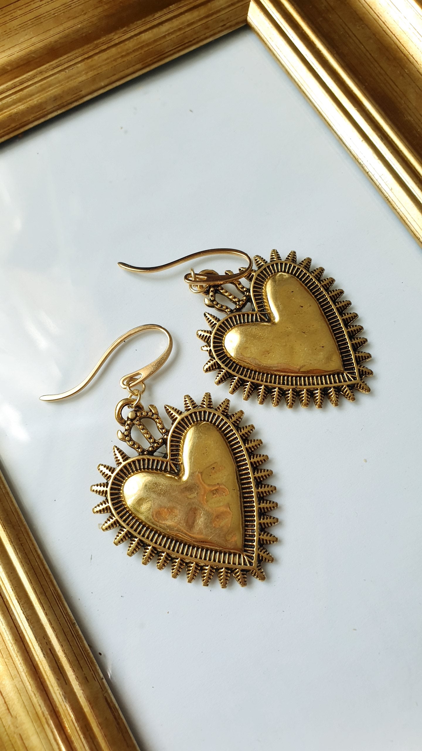 Orecchini in ottone con cuore sacro