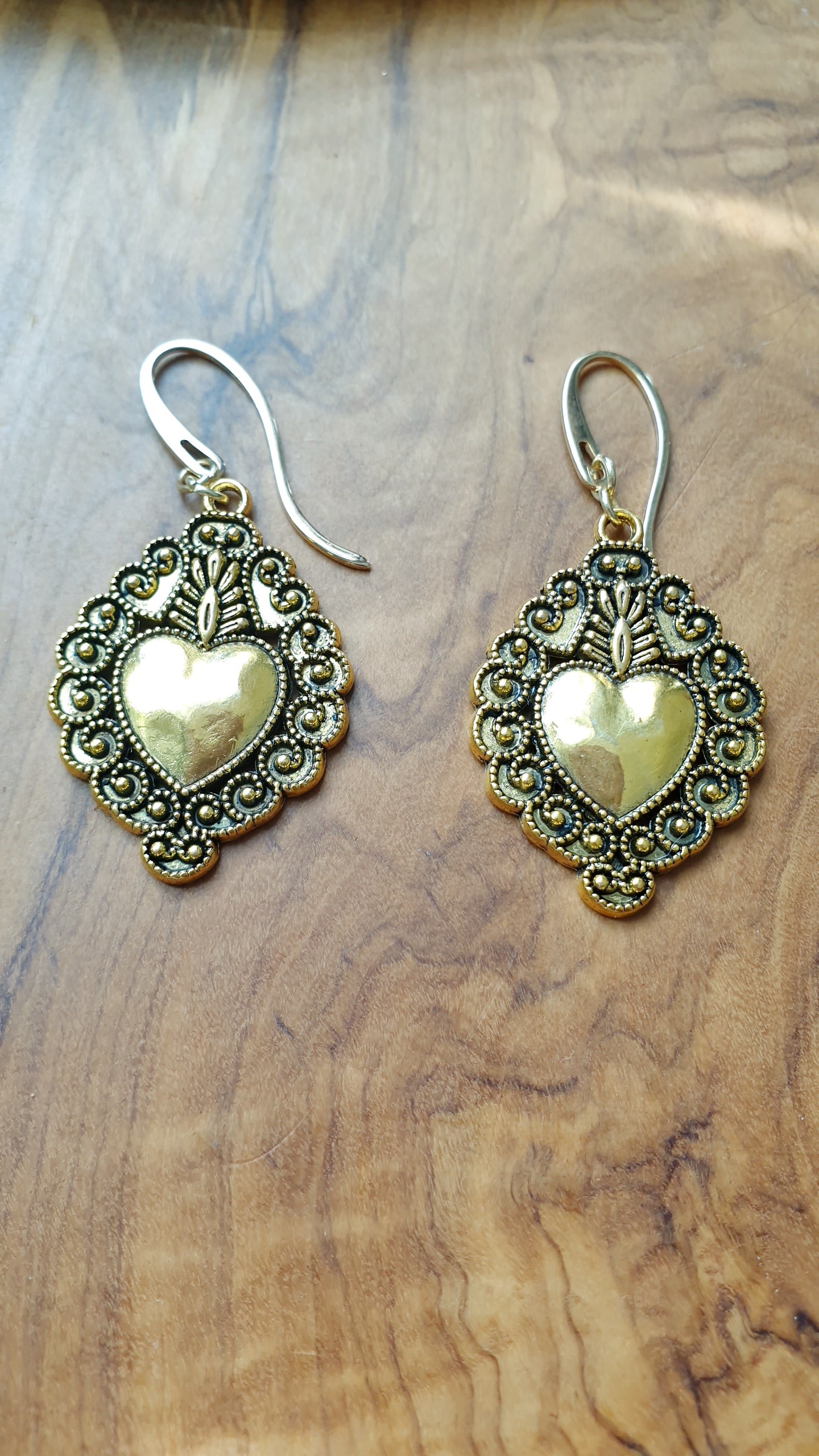 Orecchini cuore sacro in ottone