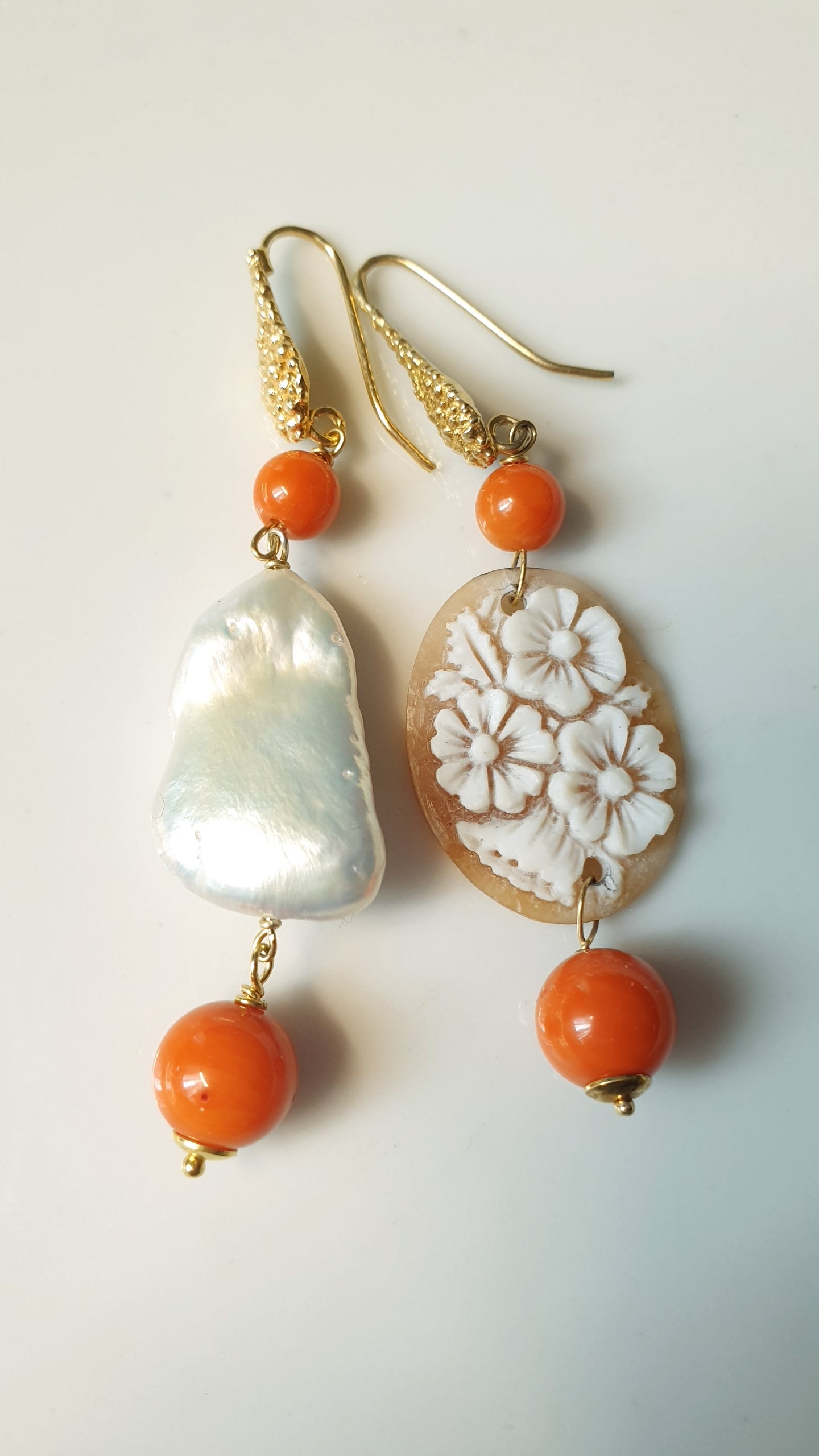 Orecchini in argento con cammeo, perla e corallo