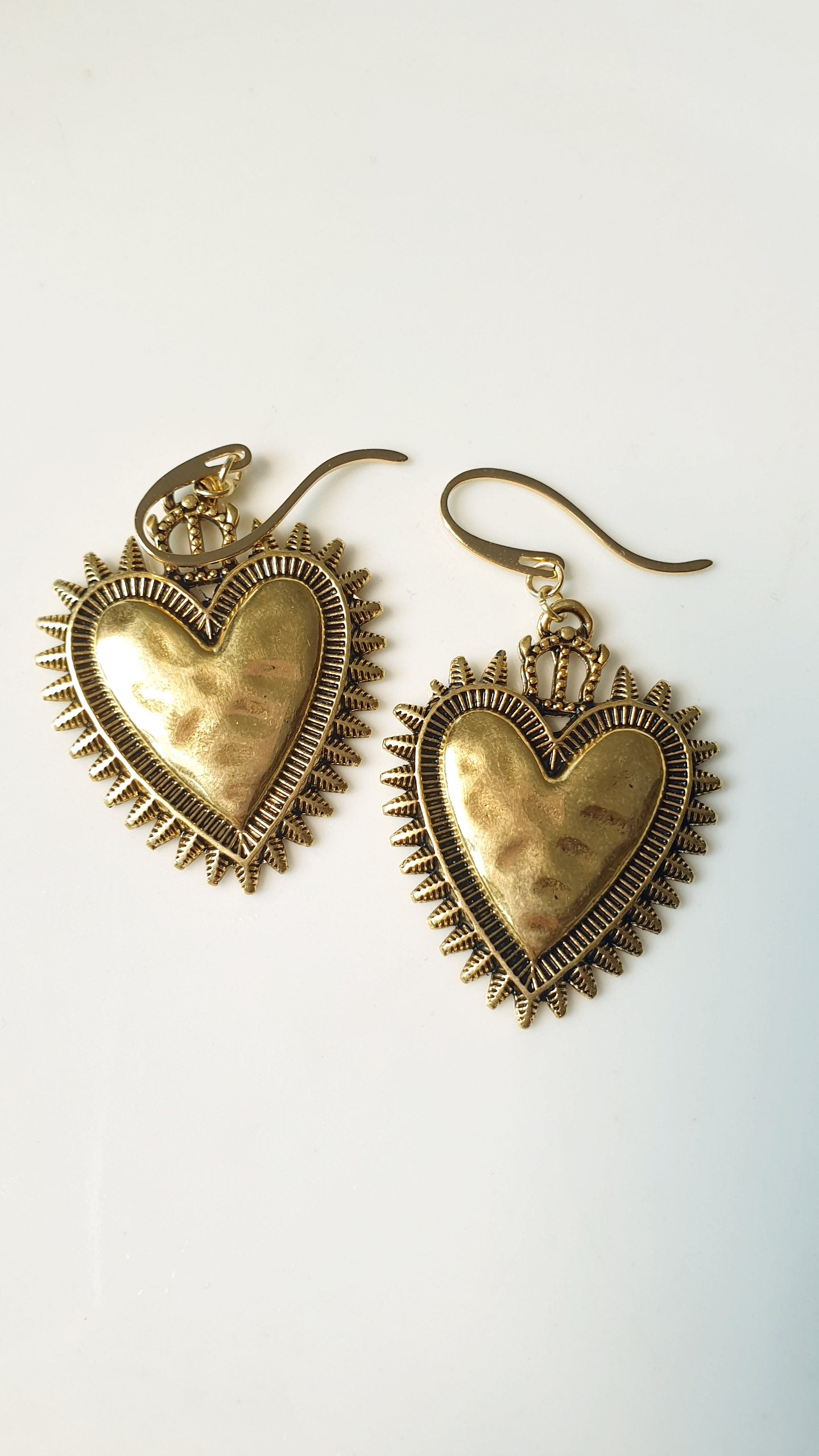 Orecchini in ottone con cuore sacro