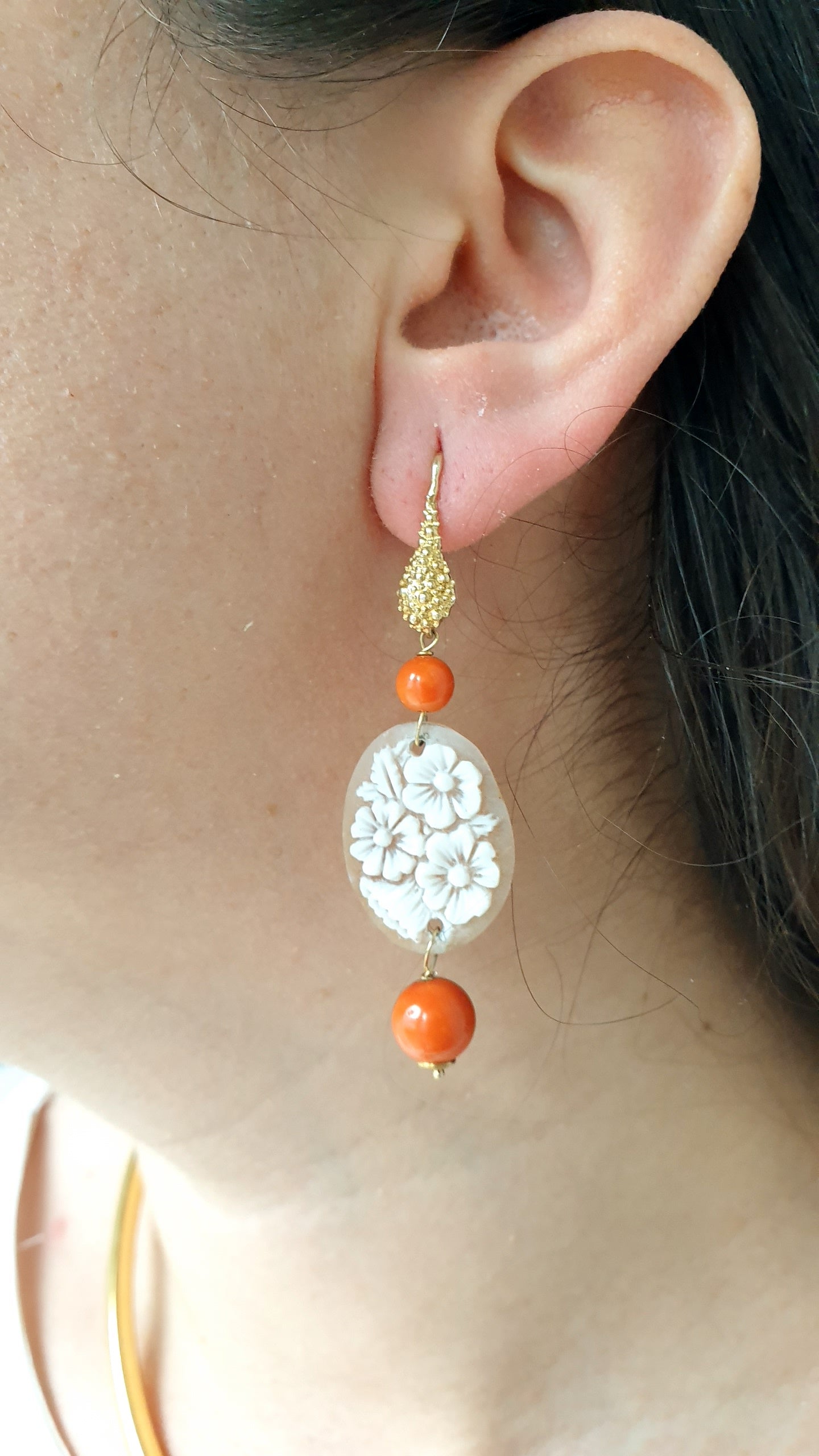 Orecchini in argento con cammeo, perla e corallo