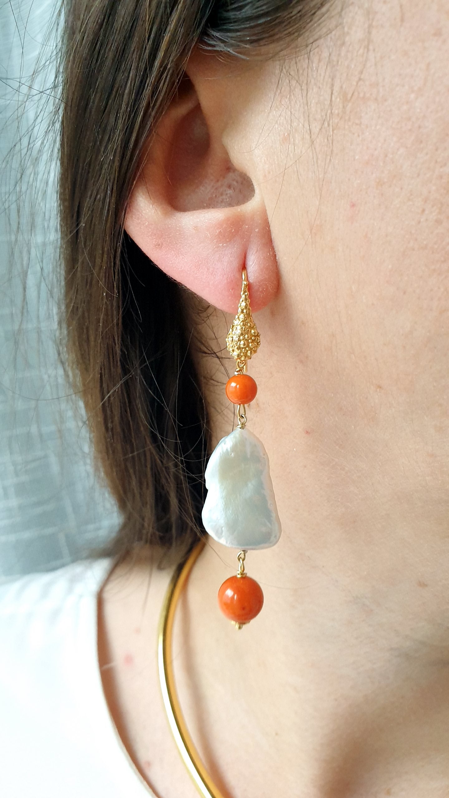 Orecchini in argento con cammeo, perla e corallo